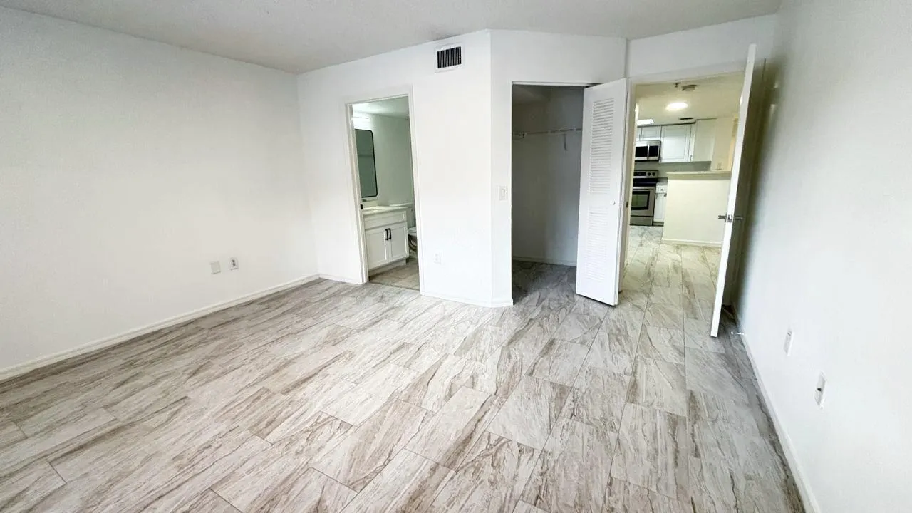 5025 Wiles Road, #107