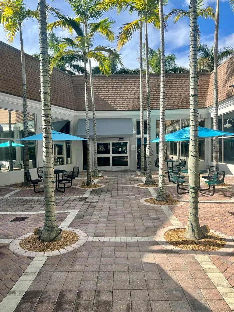 635 Monaco Court N, #635