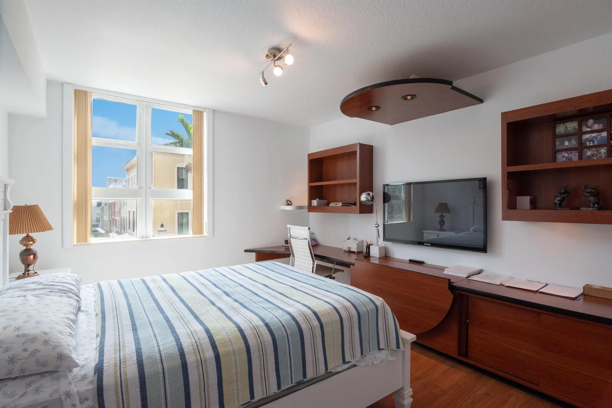 403 S Sapodilla Avenue, #207