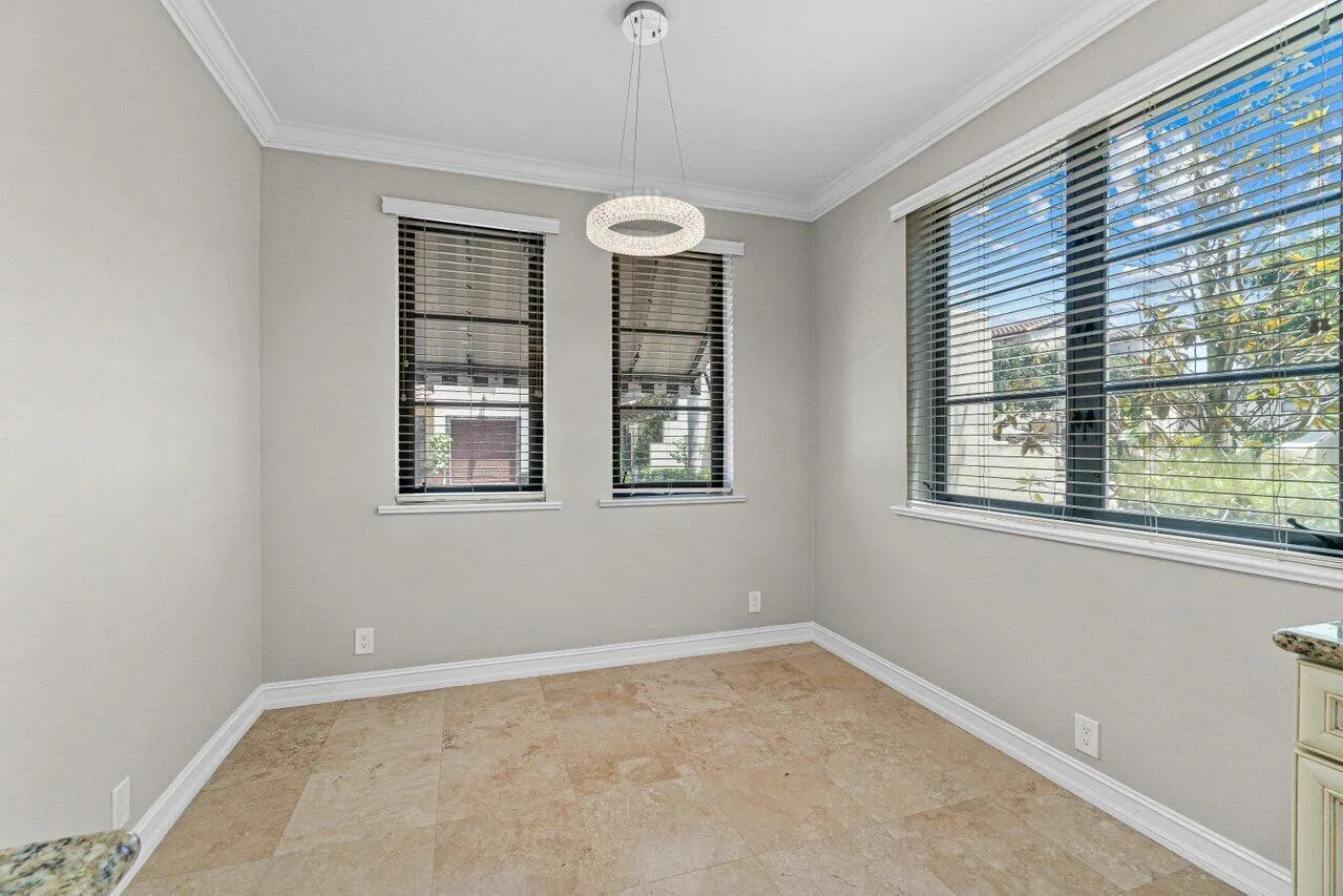 625 Via Villagio