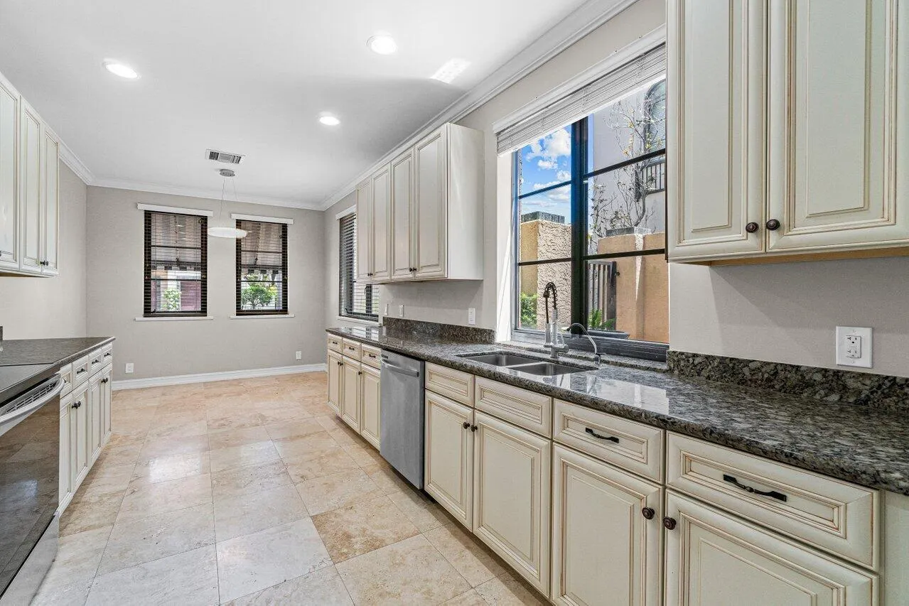 625 Via Villagio