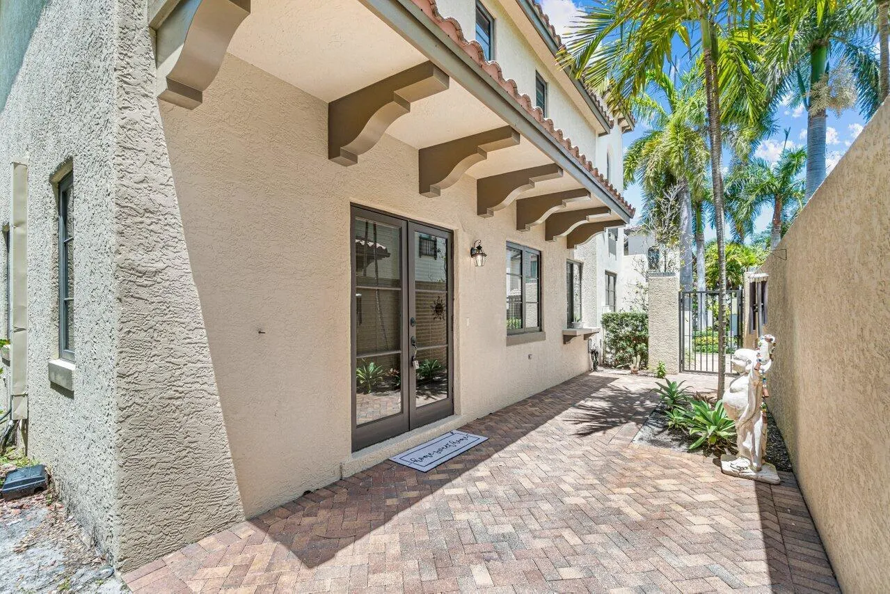625 Via Villagio