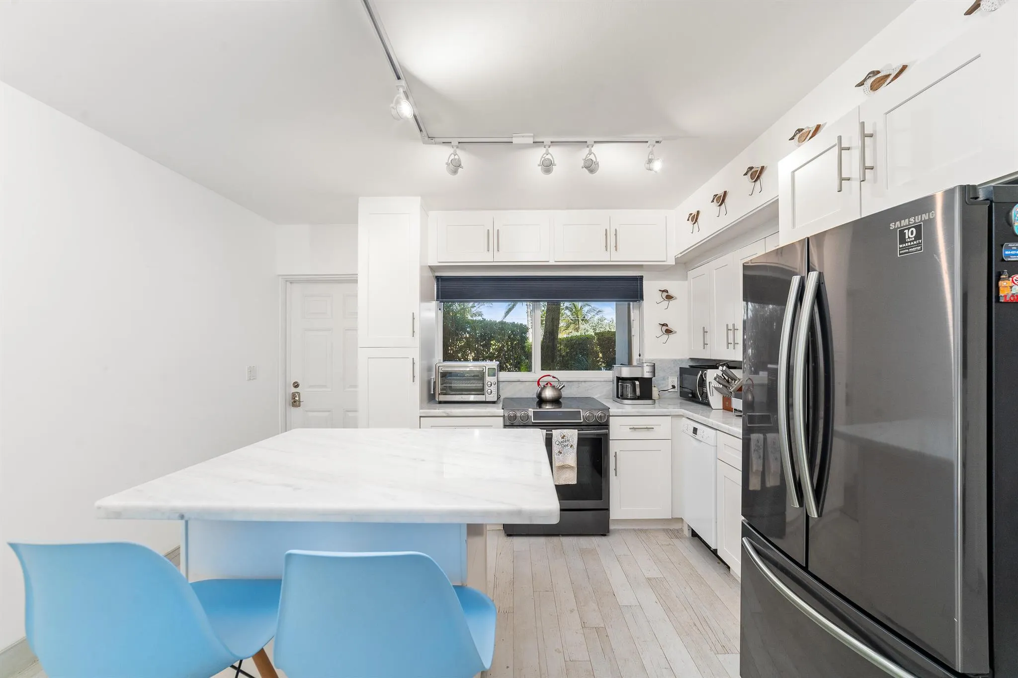 1043 Hillsboro Mile, #17c