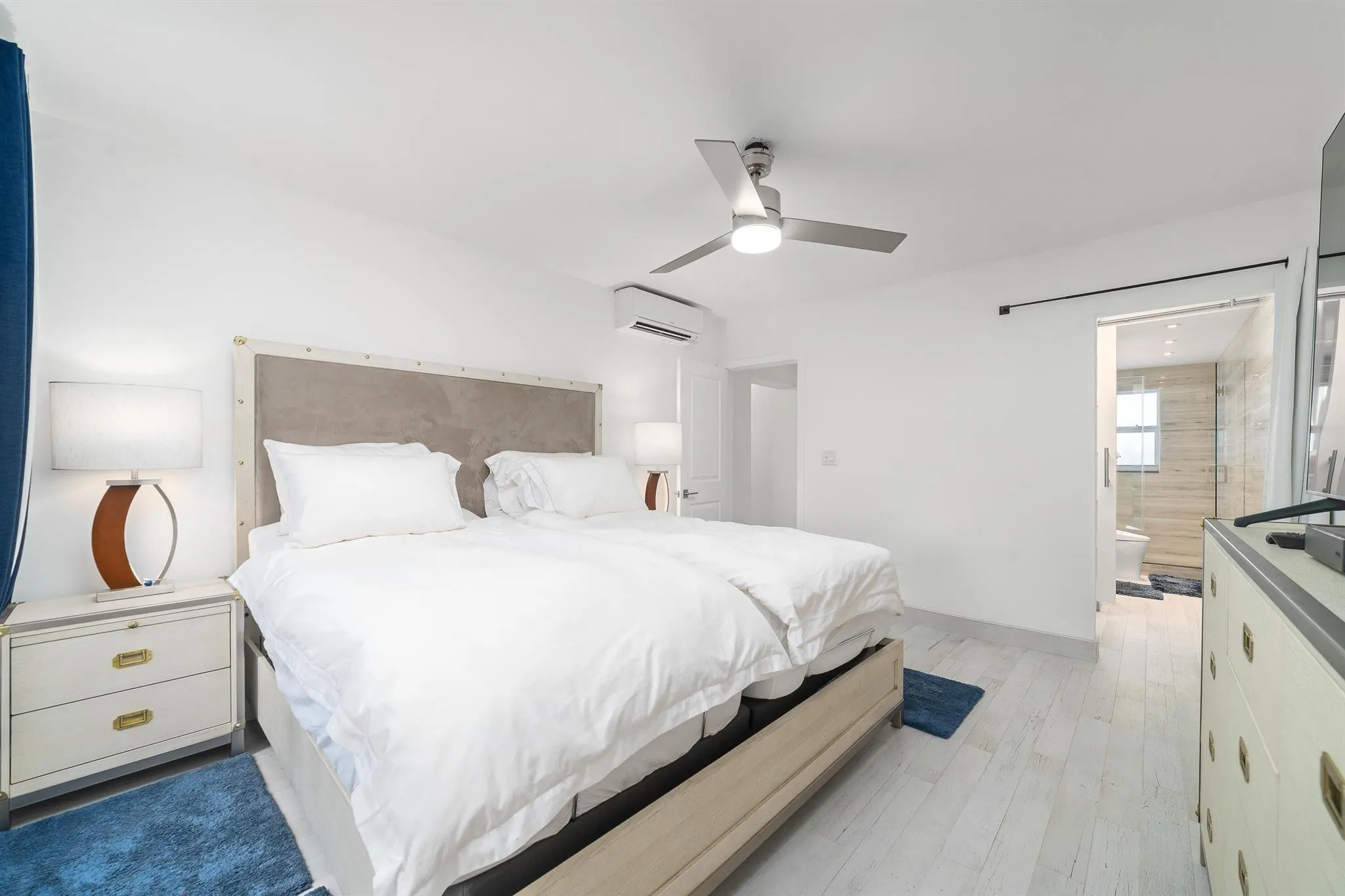 1043 Hillsboro Mile, #17c