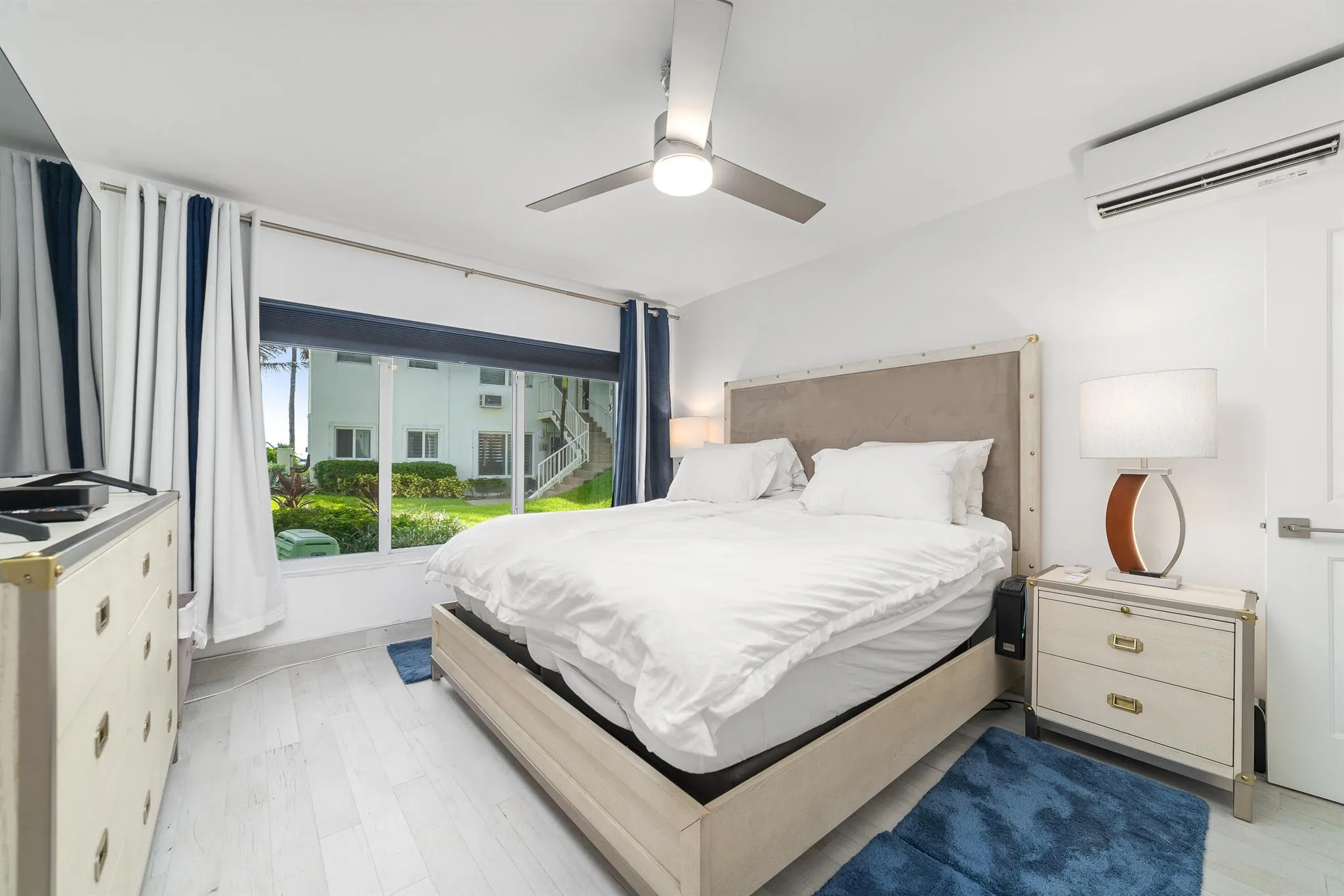1043 Hillsboro Mile, #17c