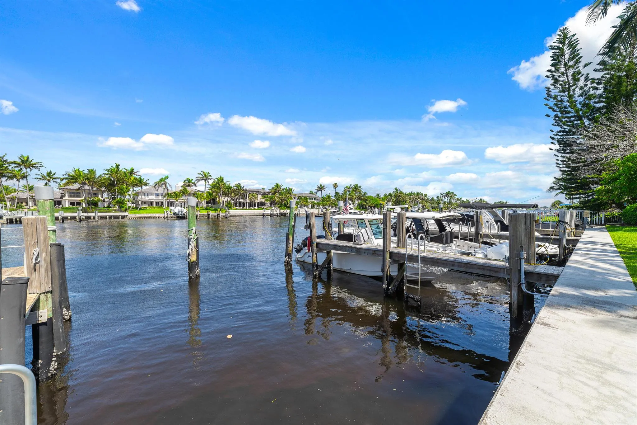 1043 Hillsboro Mile, #17c