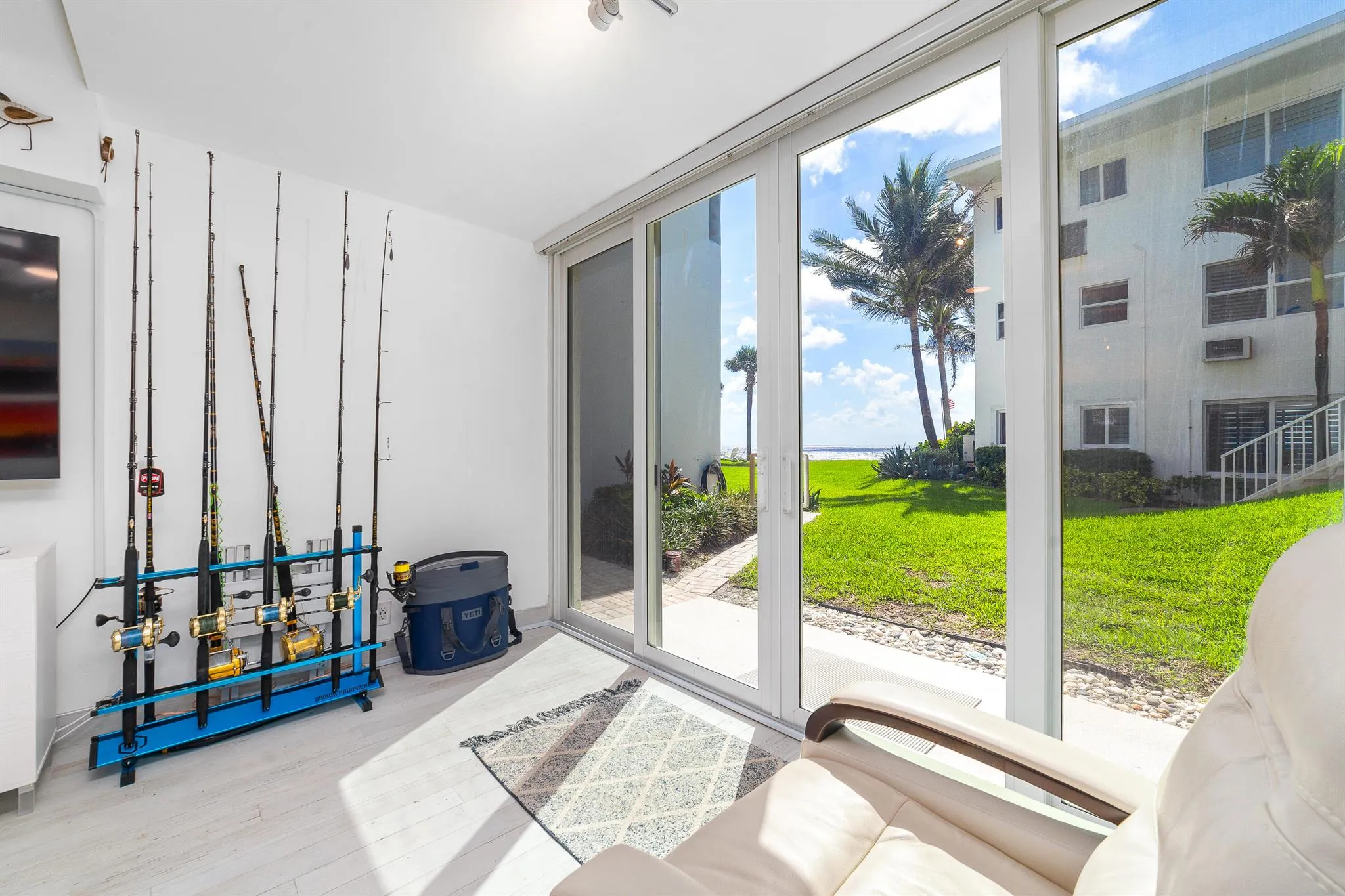 1043 Hillsboro Mile, #17c