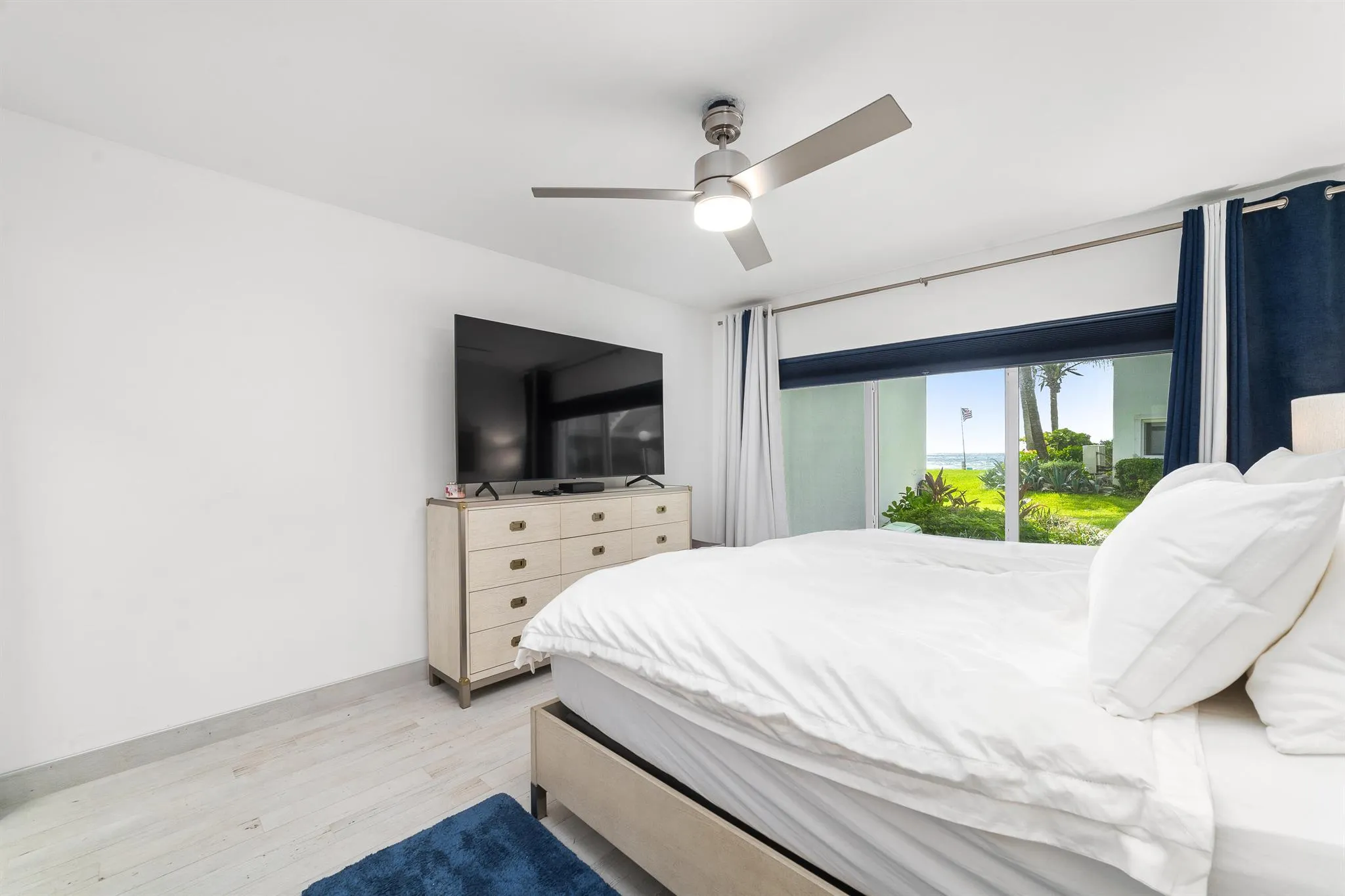 1043 Hillsboro Mile, #17c