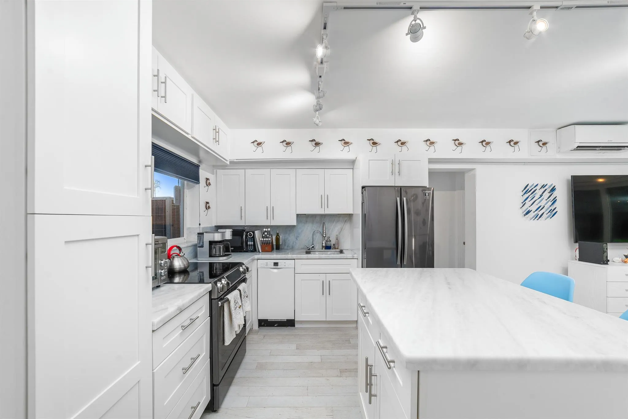 1043 Hillsboro Mile, #17c