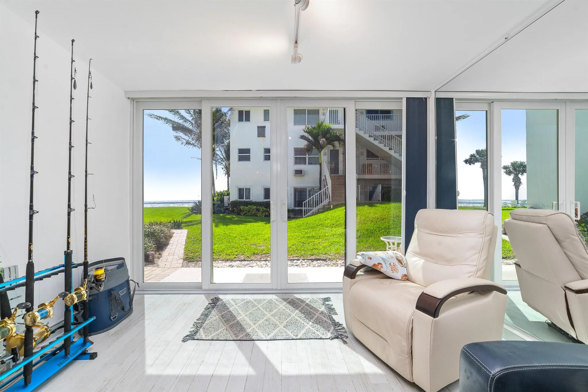 1043 Hillsboro Mile, #17c