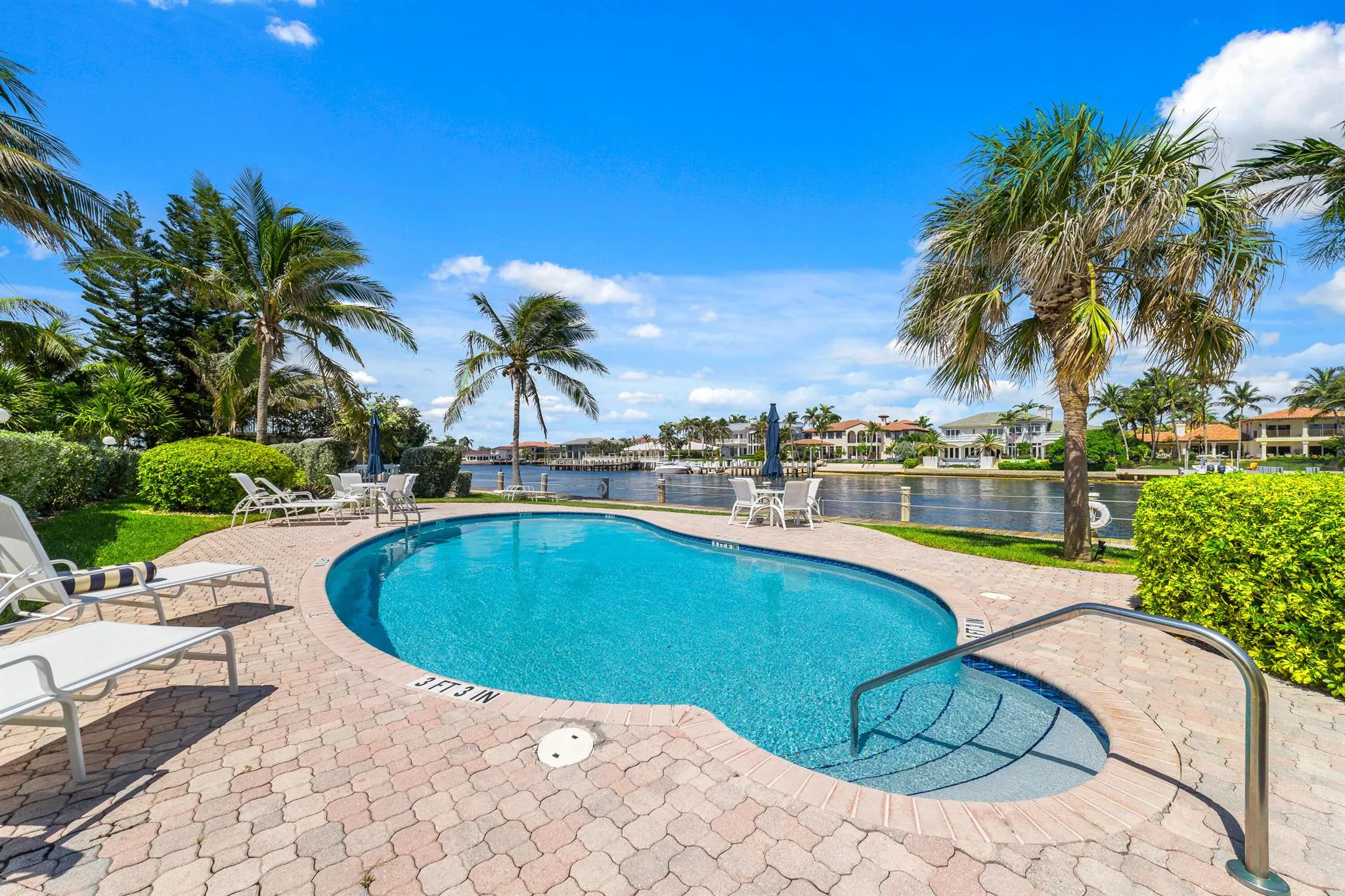 1043 Hillsboro Mile, #17c