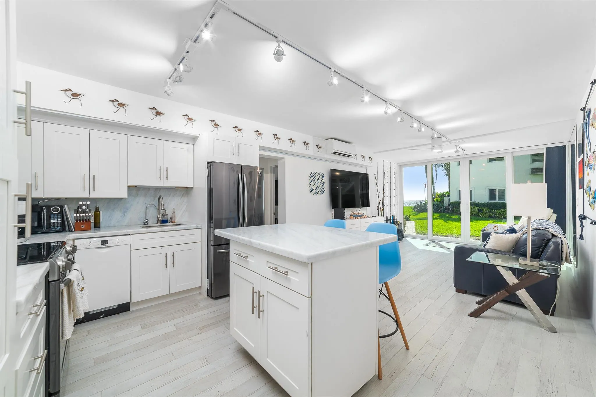 1043 Hillsboro Mile, #17c