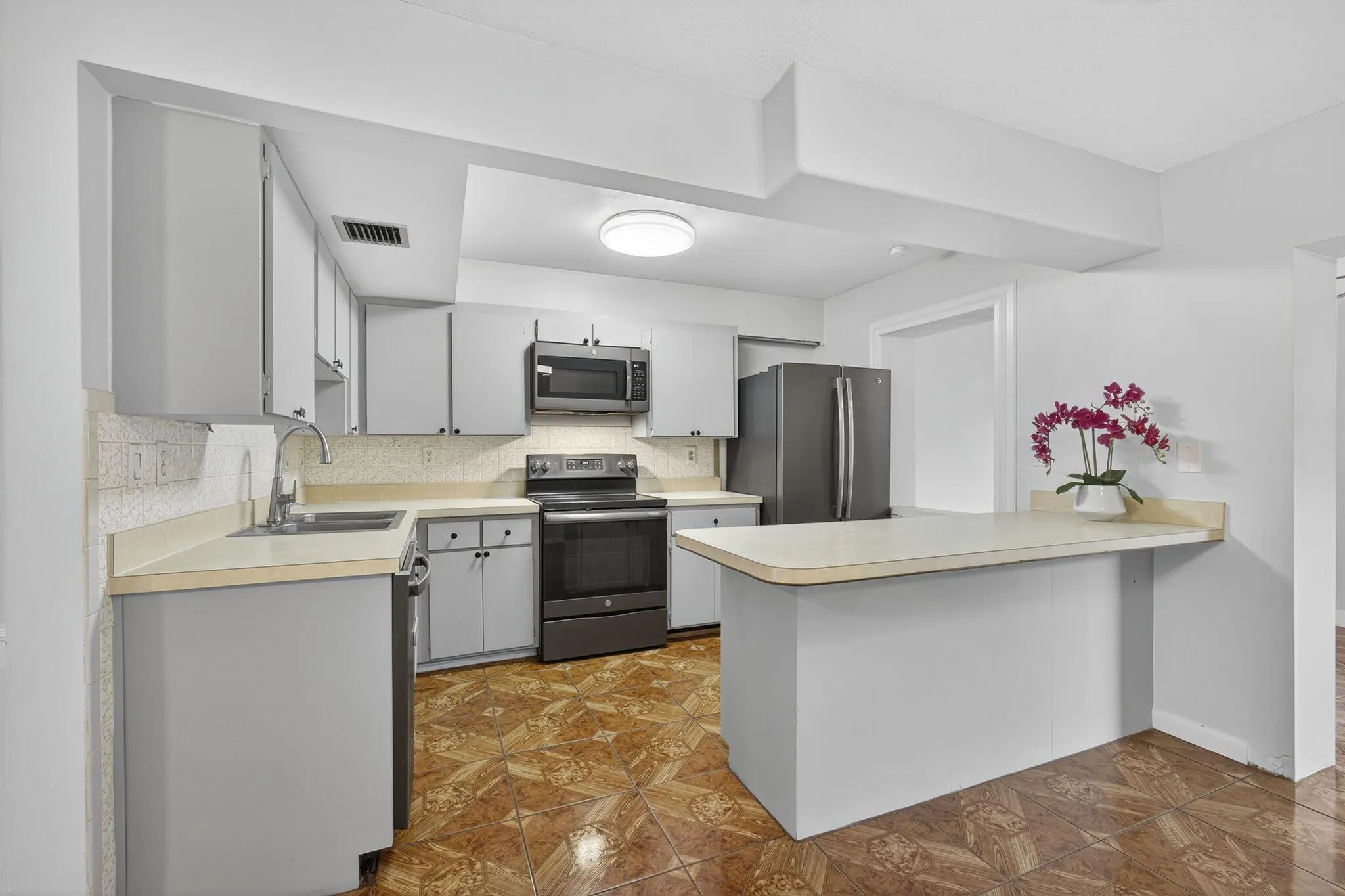 323 Sandtree Drive