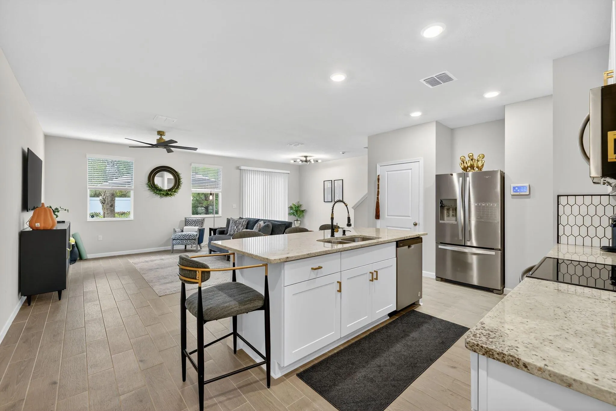 5652 SE Edgewater Circle
