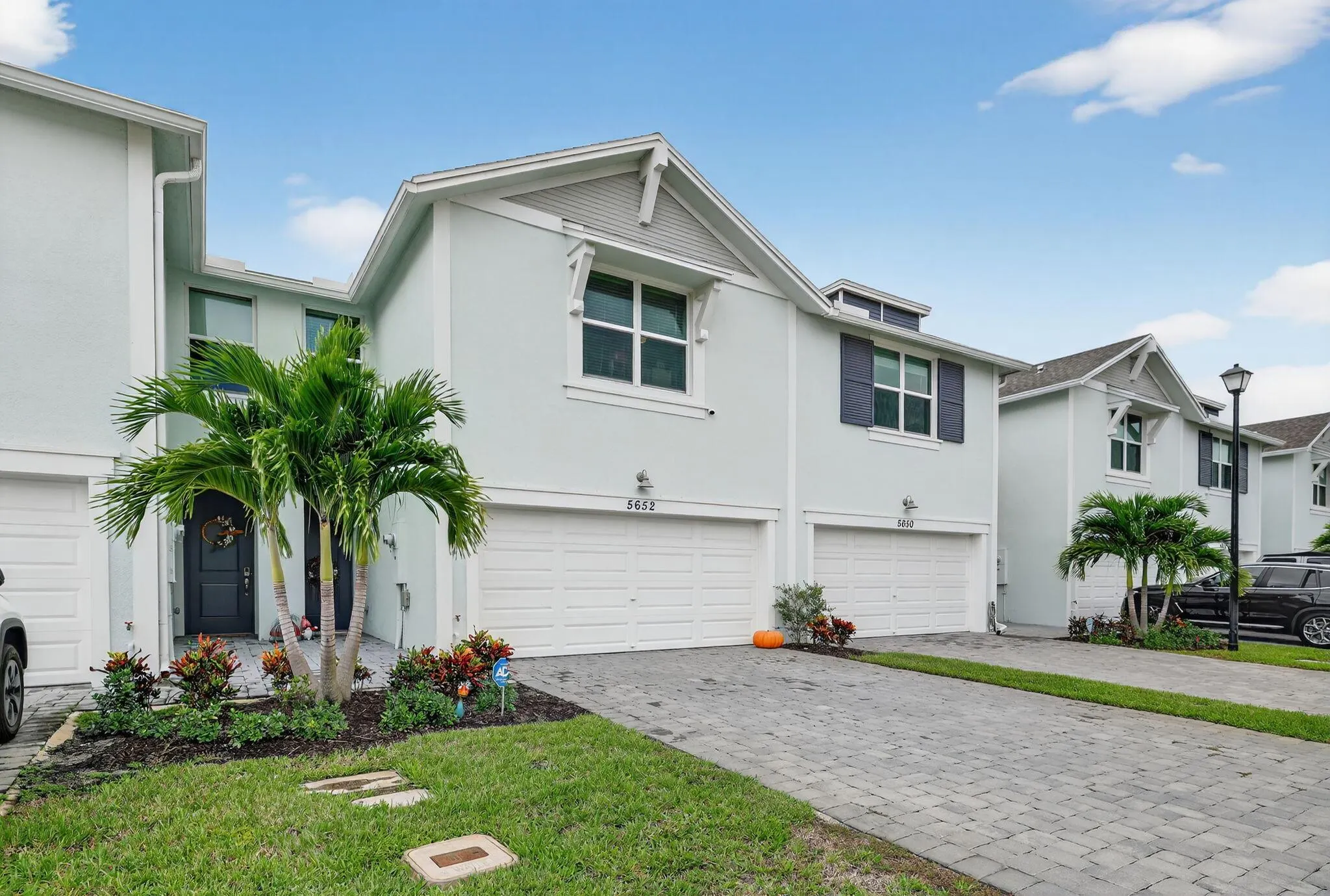 5652 SE Edgewater Circle