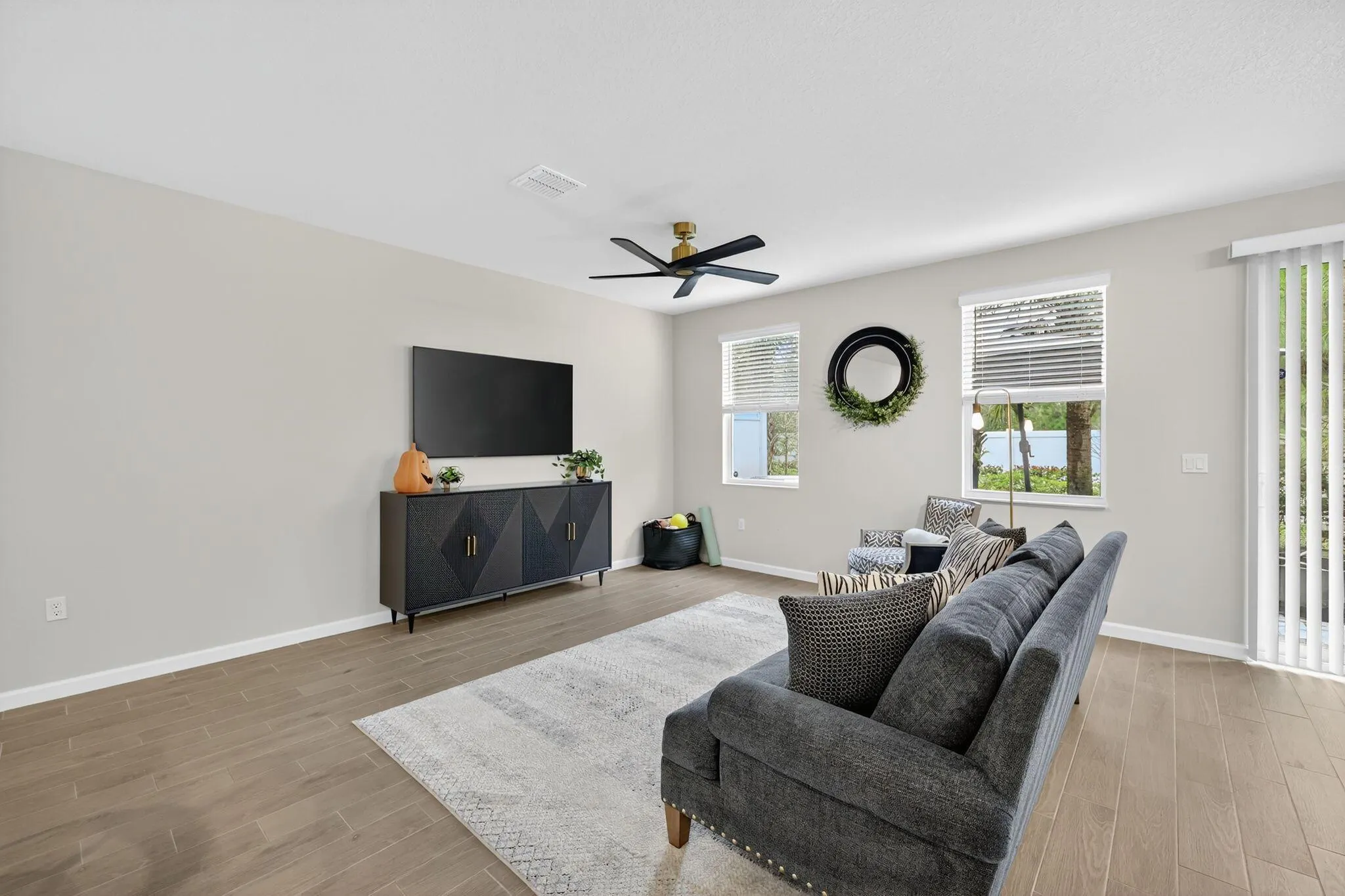 5652 SE Edgewater Circle