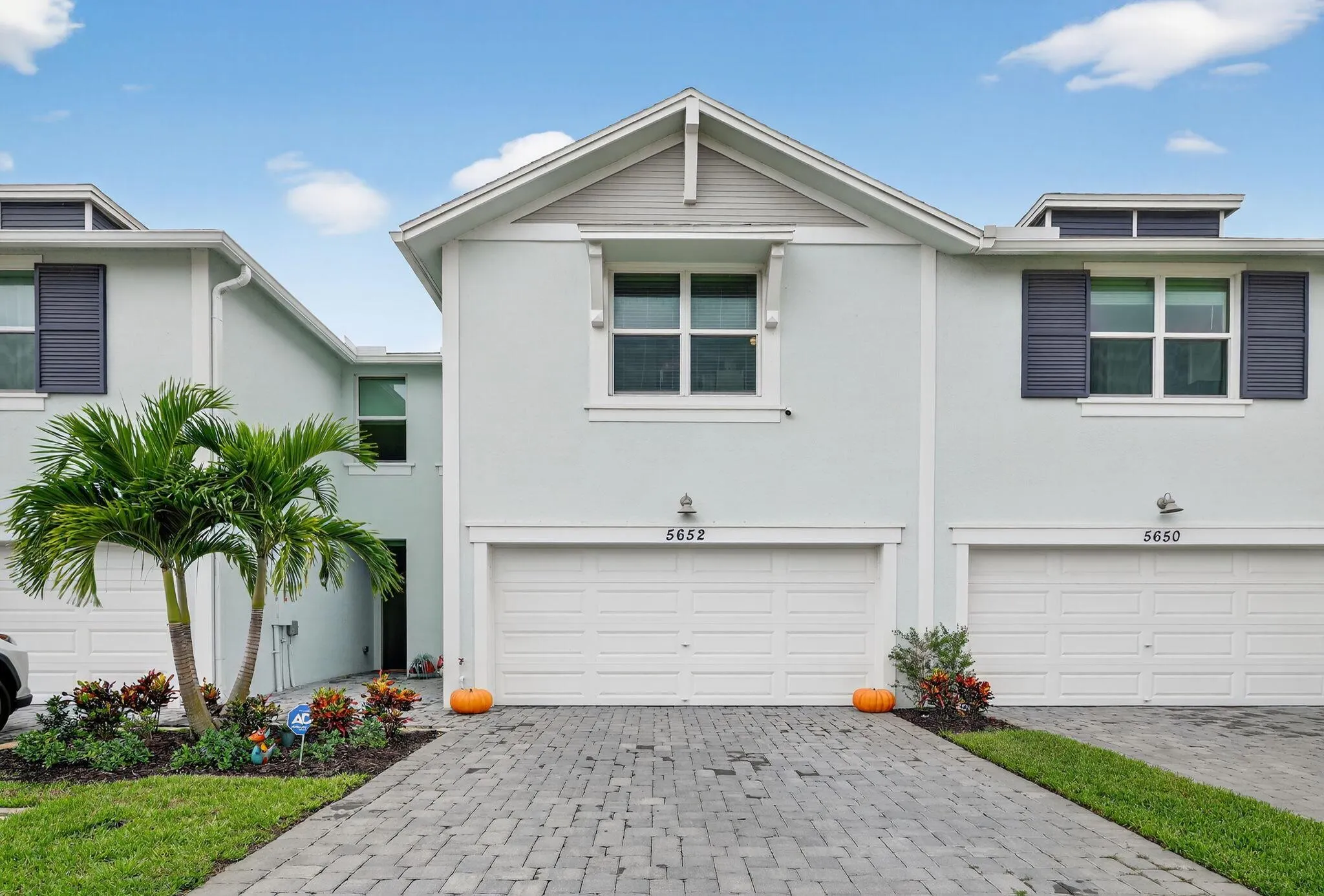 5652 SE Edgewater Circle