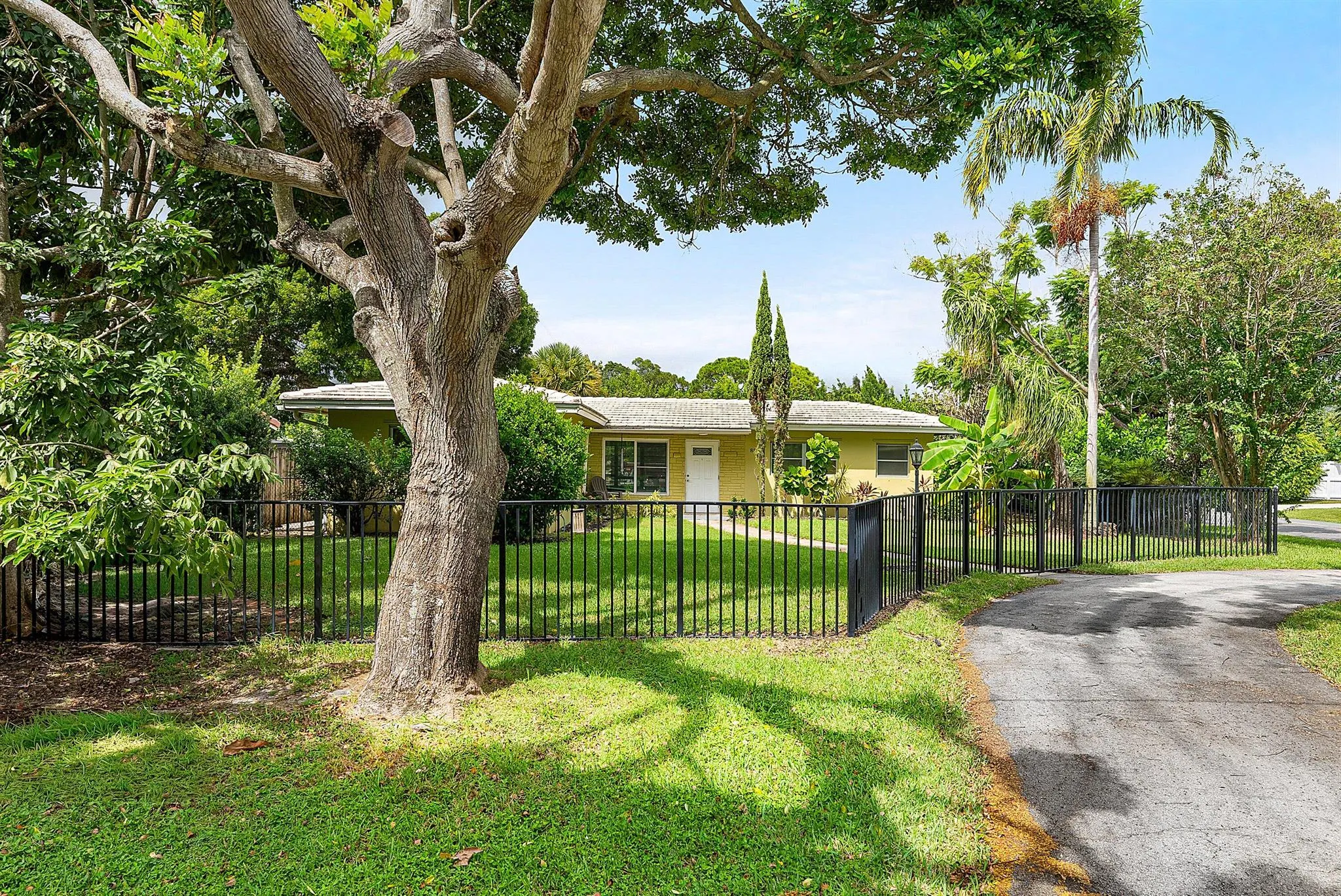 857 NW 8th Avenue