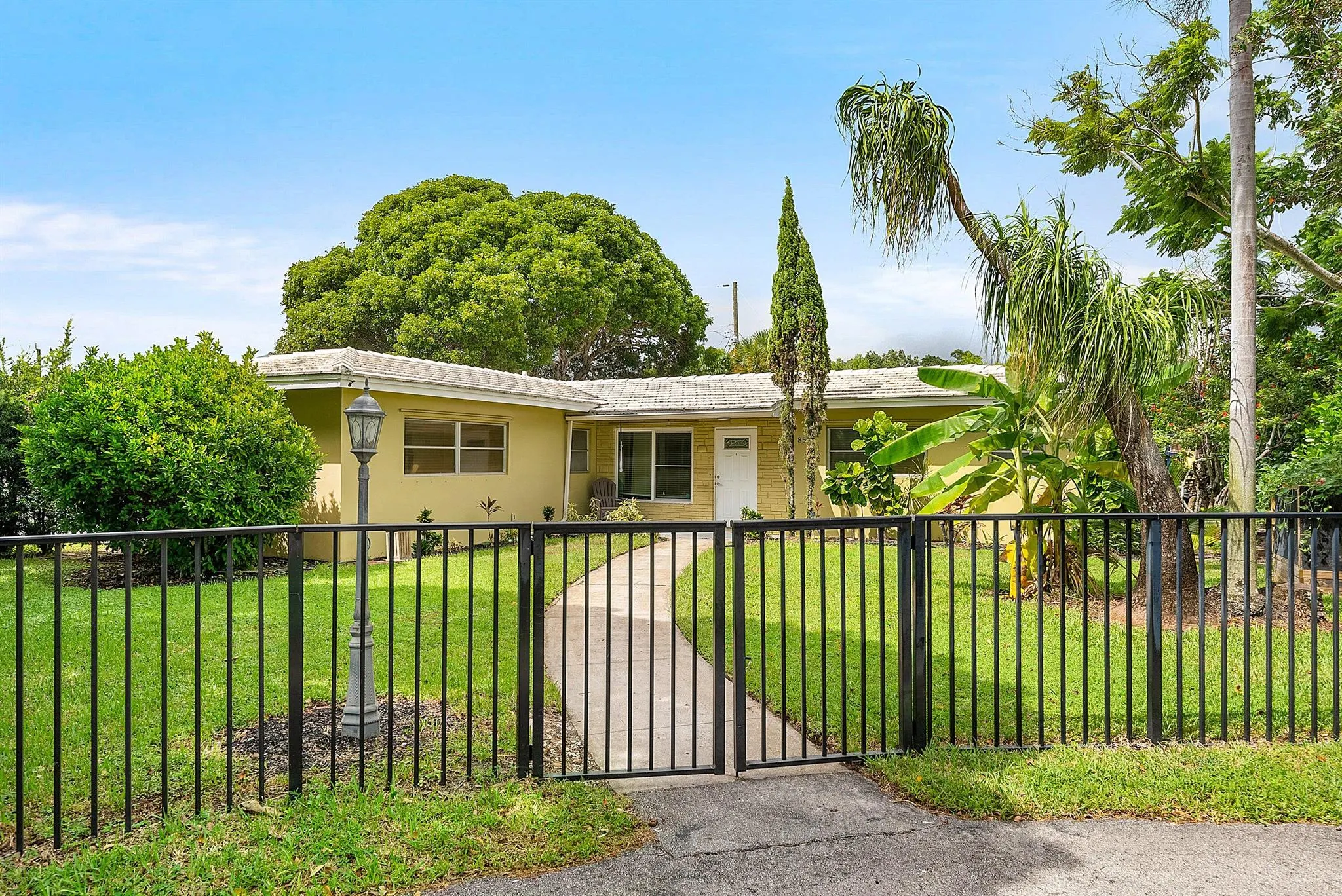 857 NW 8th Avenue