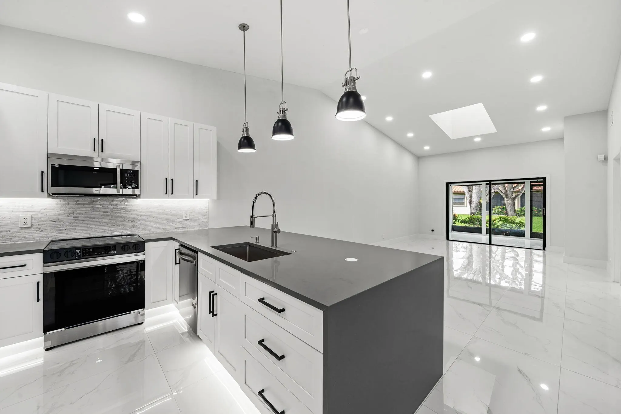 6078 Sunny Pointe Circle