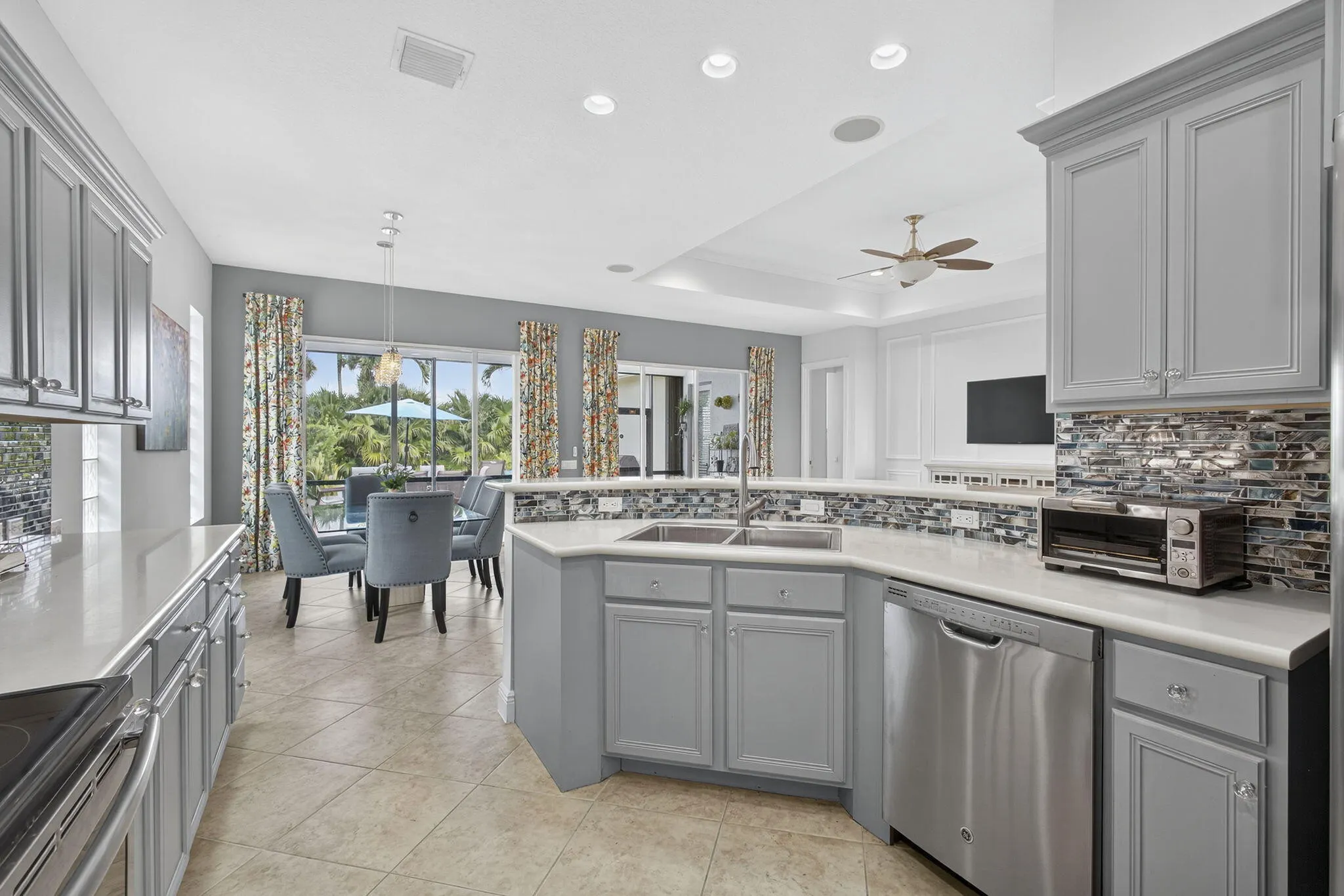 10585 La Strada