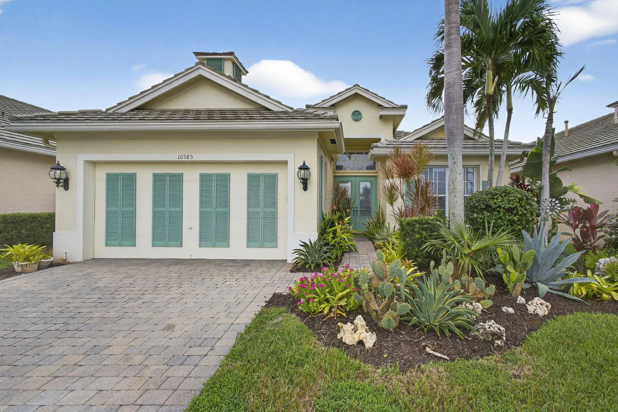 10585 La Strada