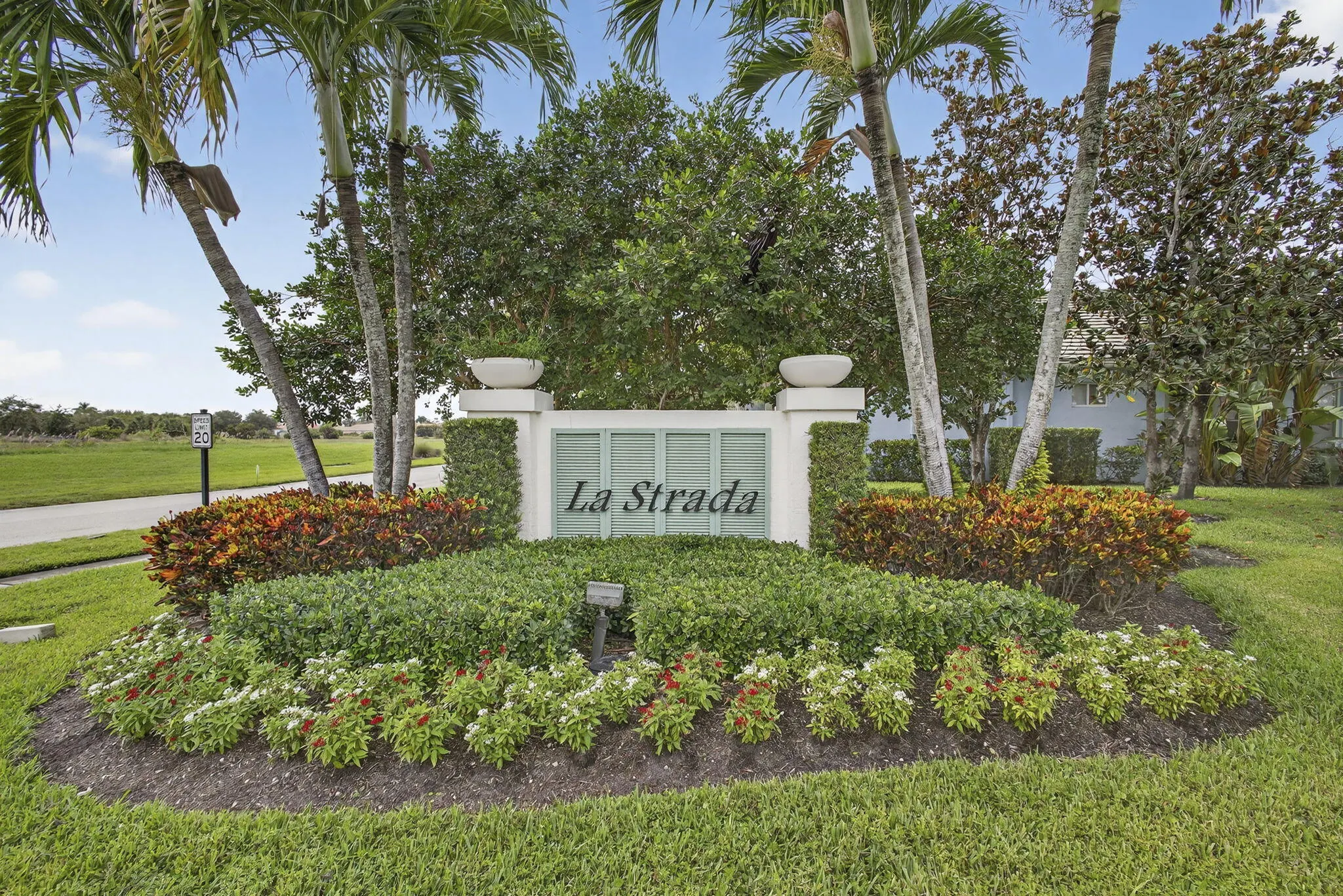 10585 La Strada