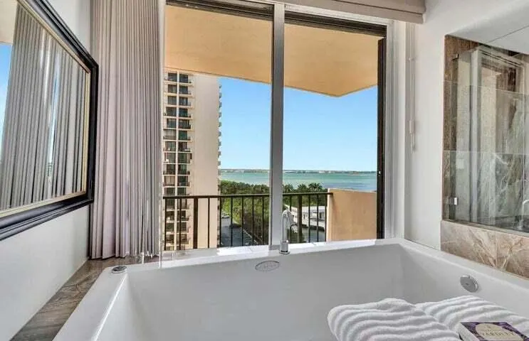 4200 N Ocean Drive, #1-905