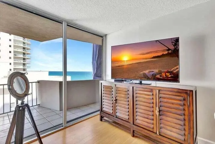 4200 N Ocean Drive, #1-905