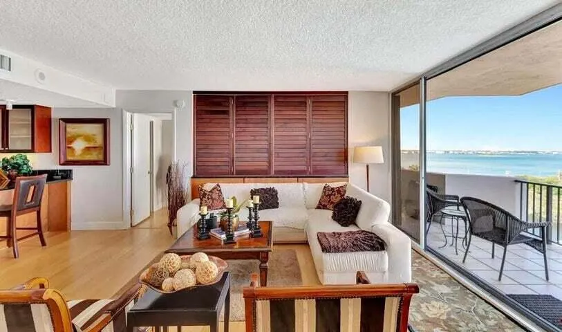 4200 N Ocean Drive, #1-905