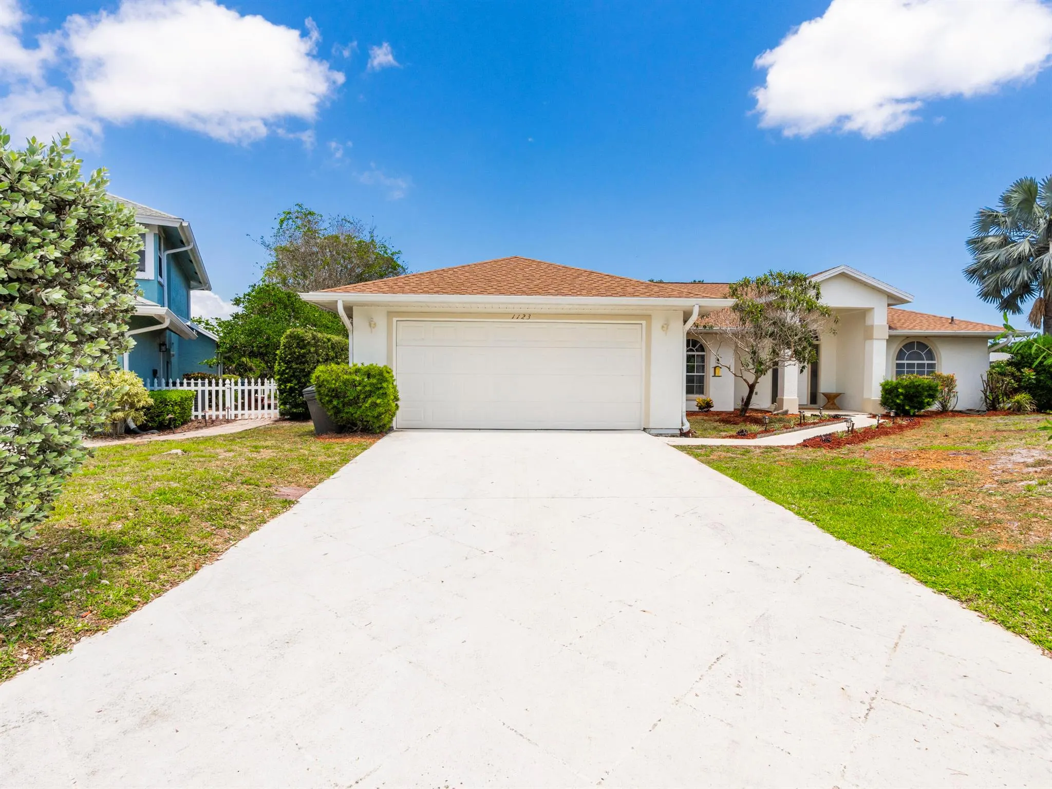1123 SW Oak Hollow Court