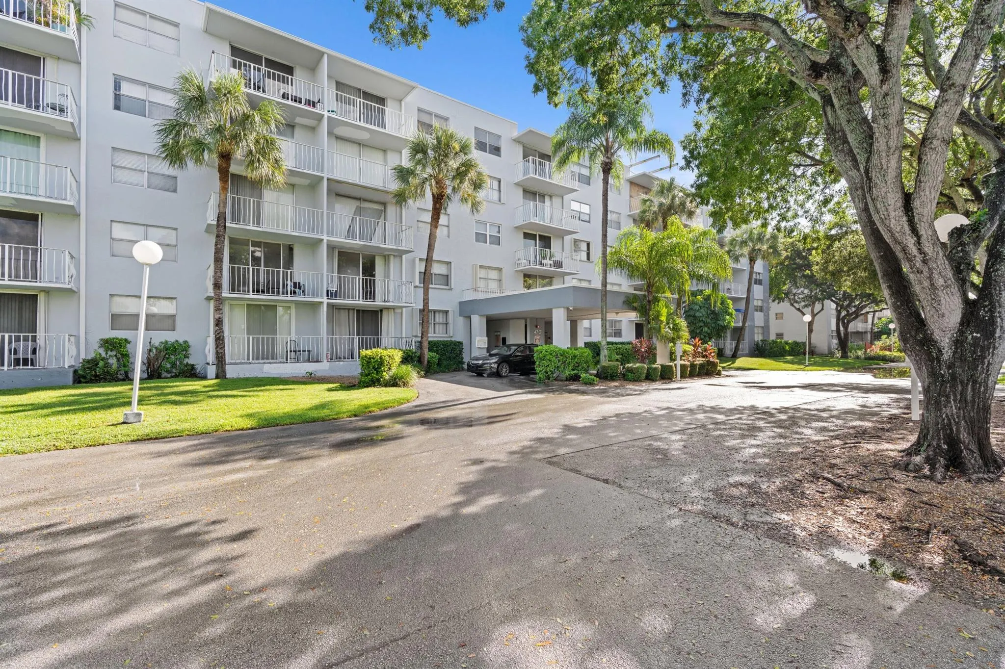 480 Executive Center Drive, #5i