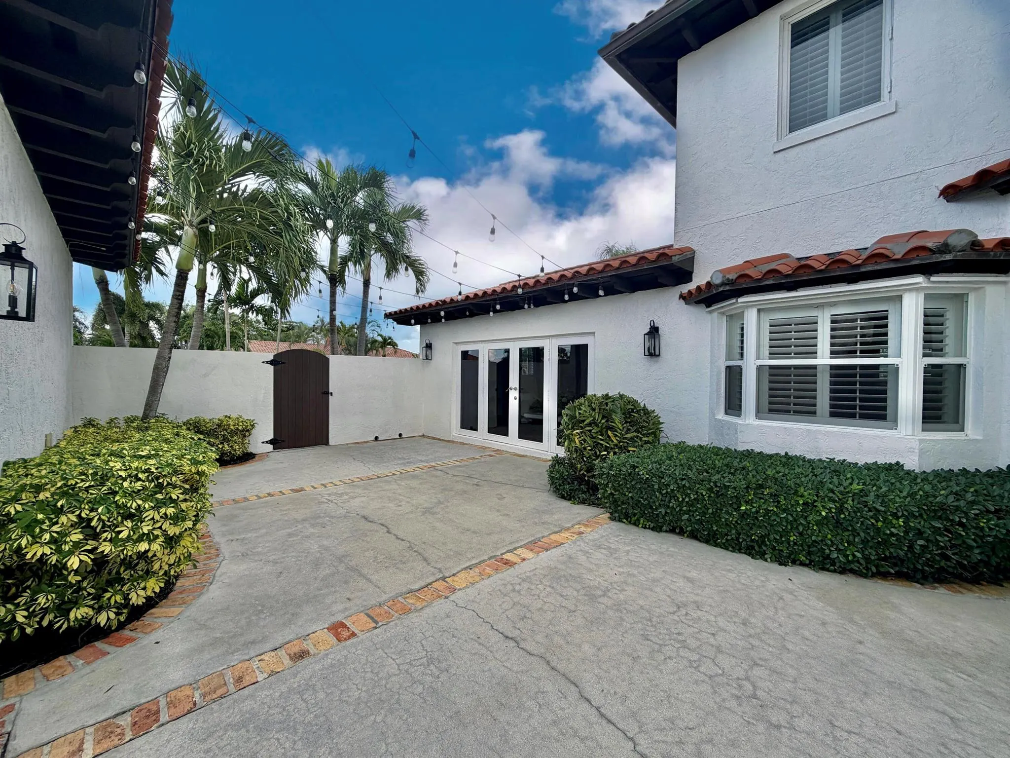 6401 Travis Road