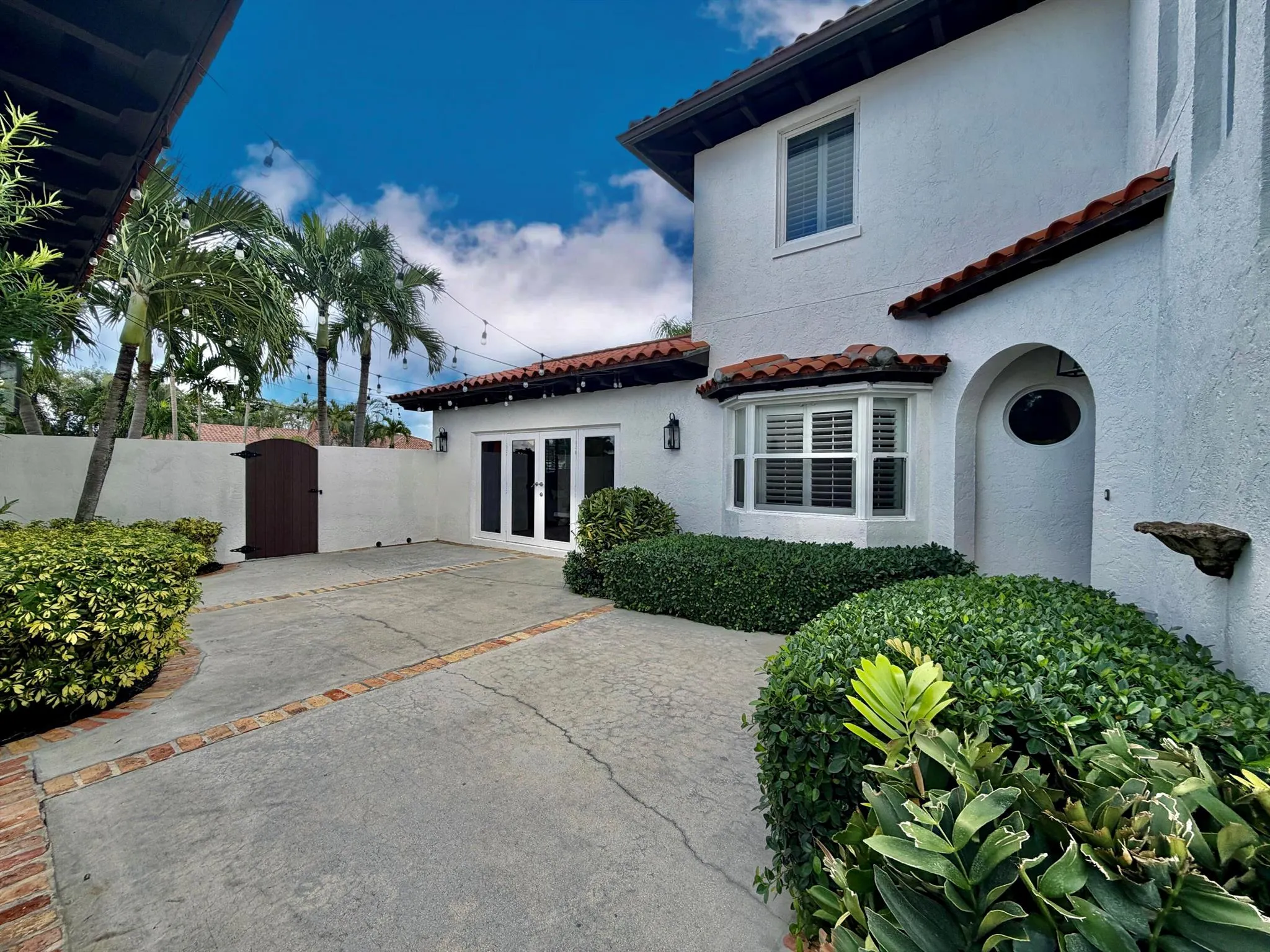 6401 Travis Road