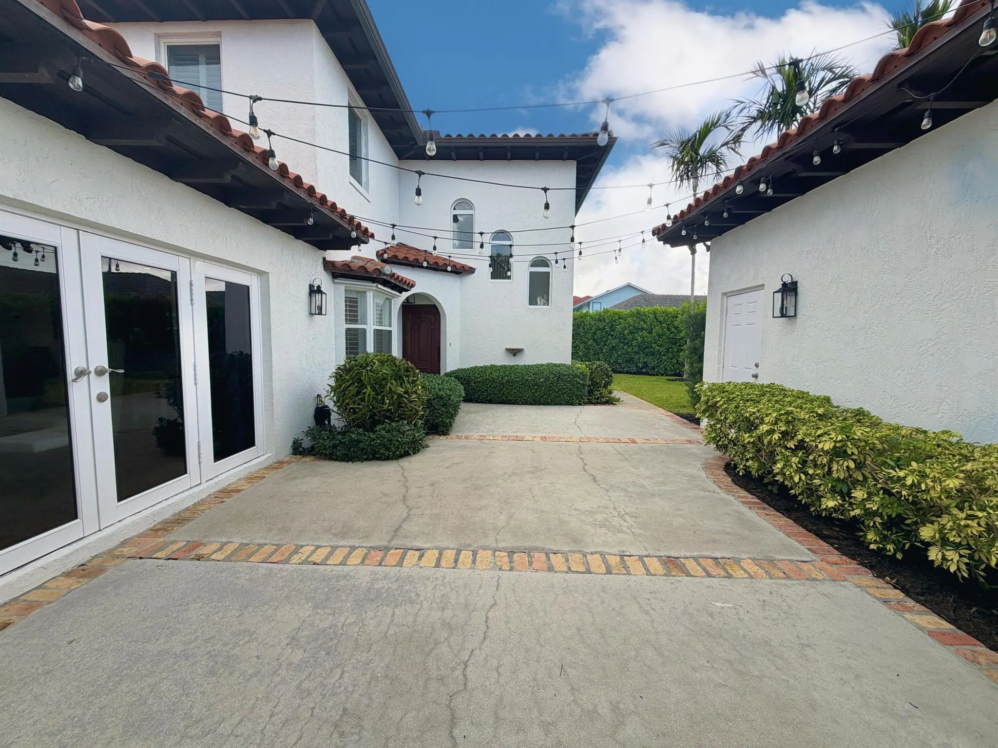 6401 Travis Road