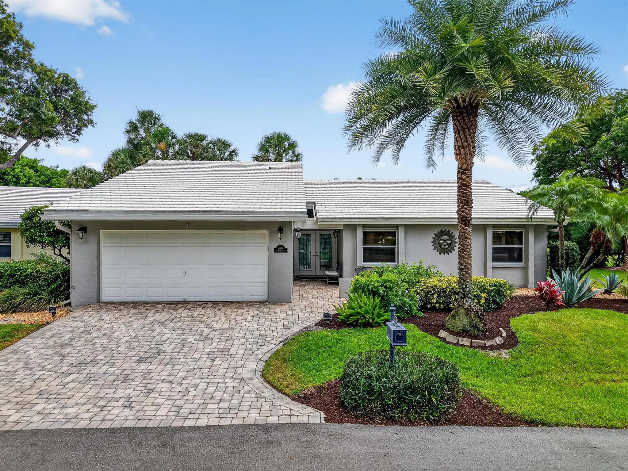 5527 Cameo Drive N