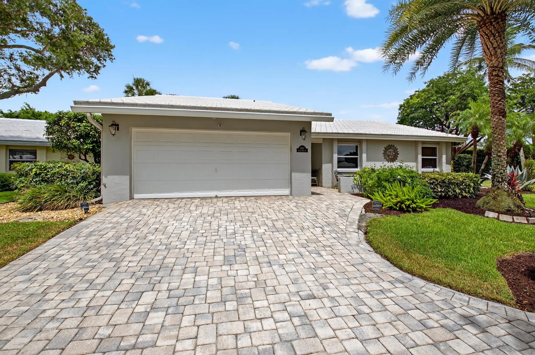 5527 Cameo Drive N