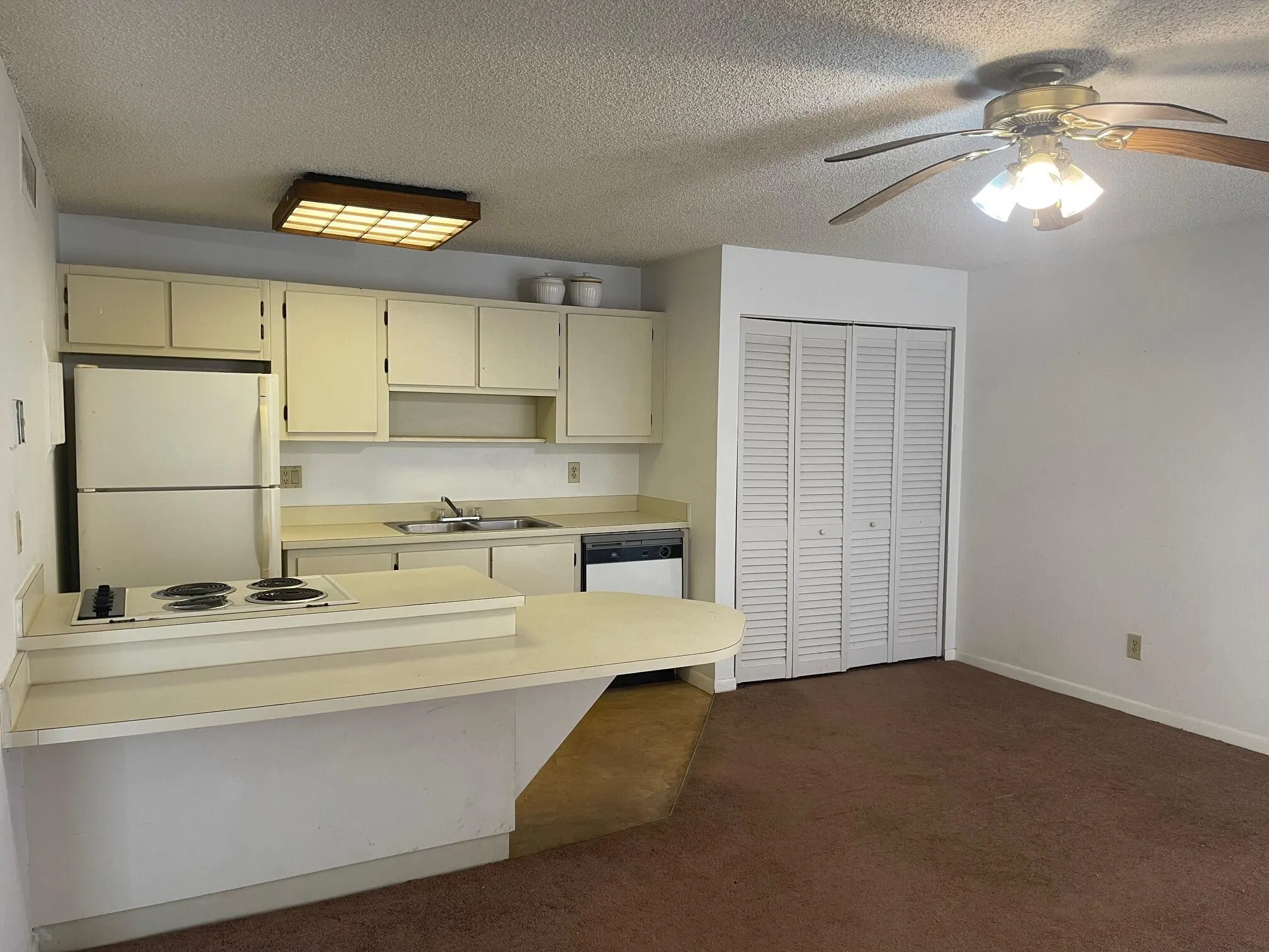 635 Executive Center Drive, #M-207
