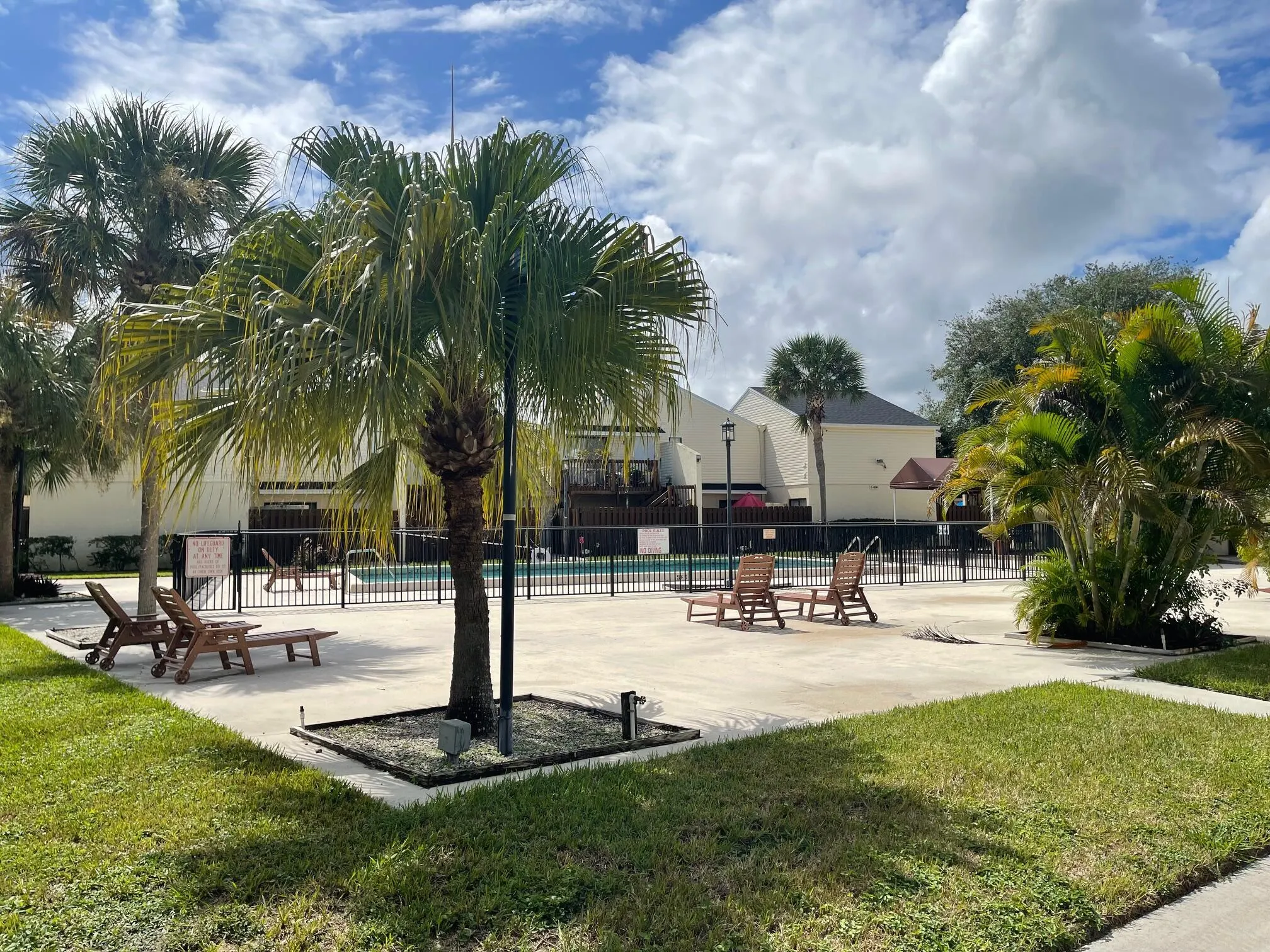 635 Executive Center Drive, #M-207