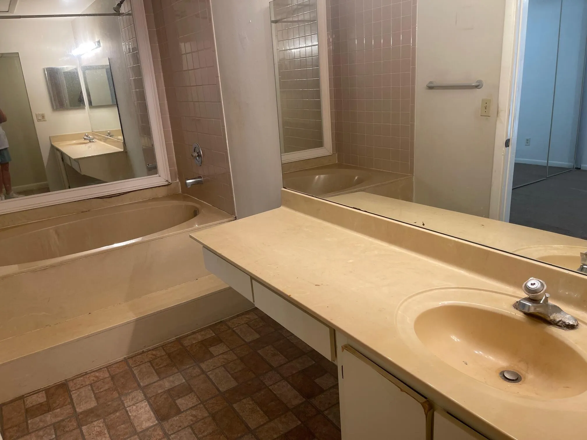 635 Executive Center Drive, #M-207