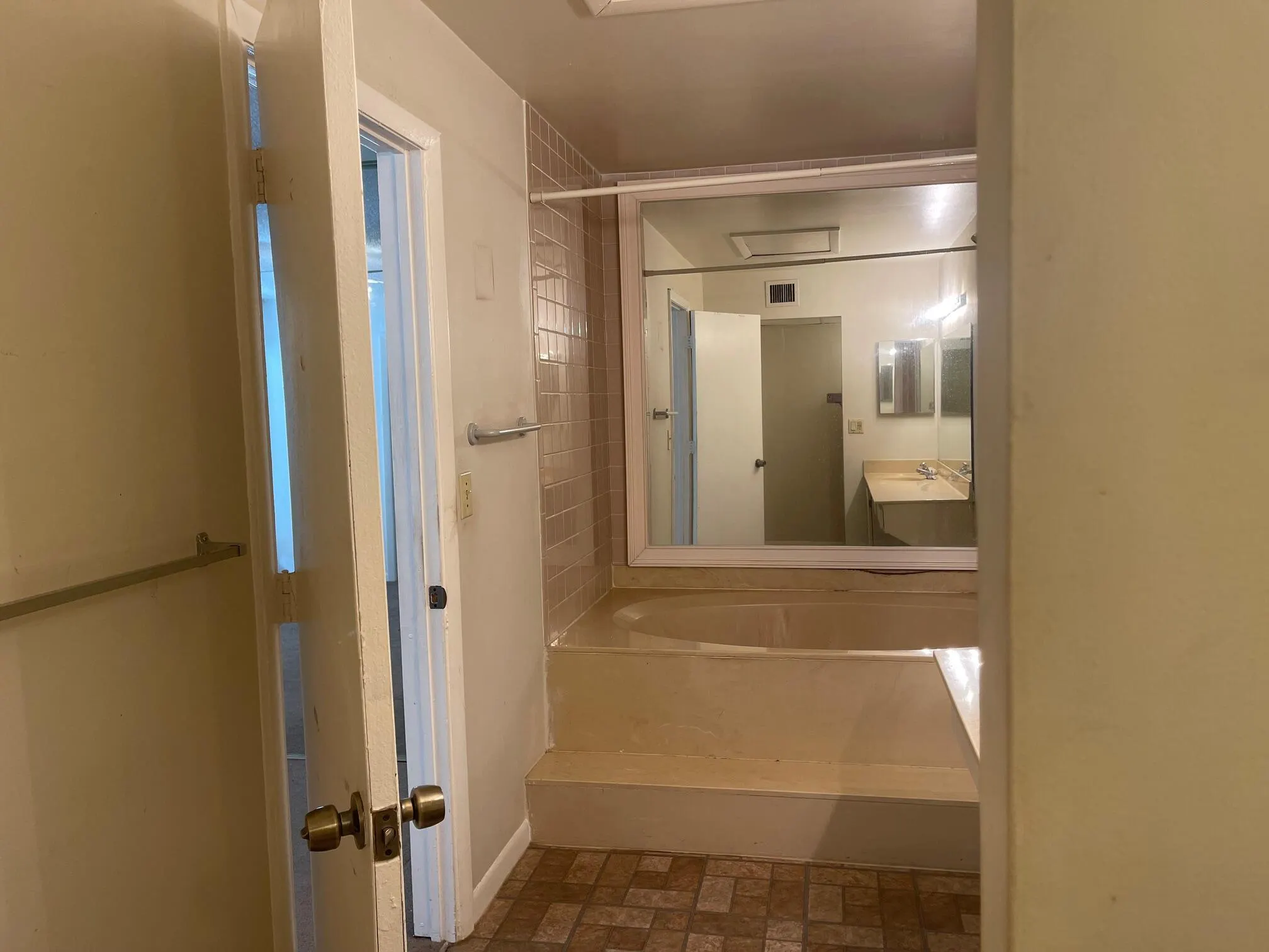 635 Executive Center Drive, #M-207
