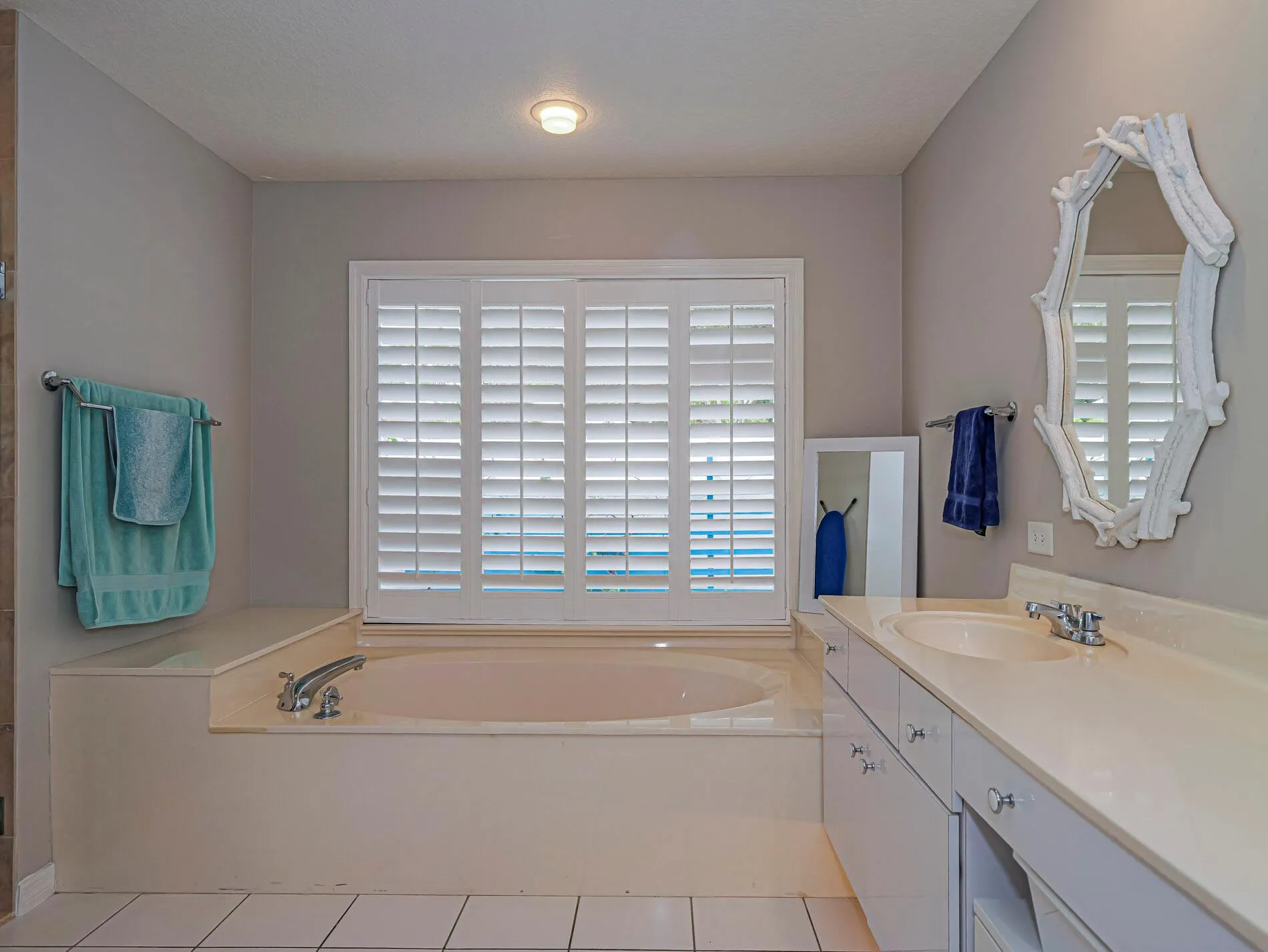 1137 SW Lighthouse Drive