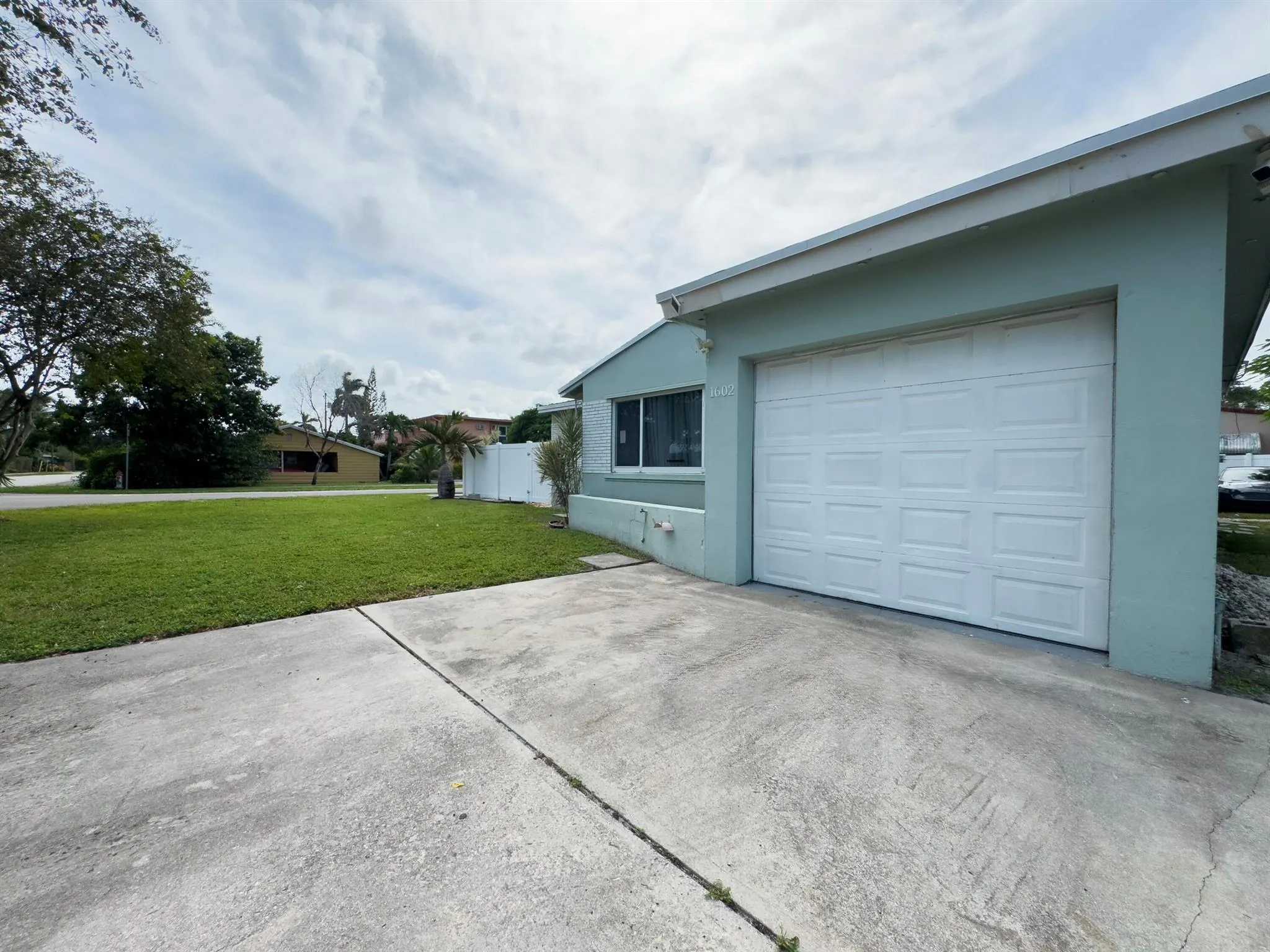 1602 N 23 Avenue