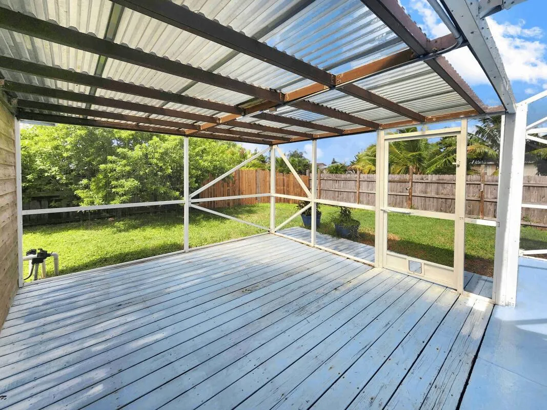 733 SW Acapulco Terrace