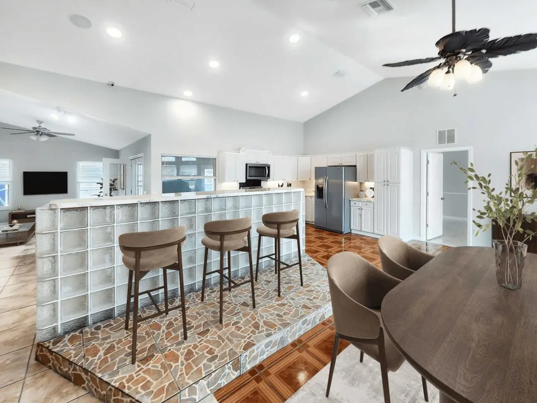 733 SW Acapulco Terrace