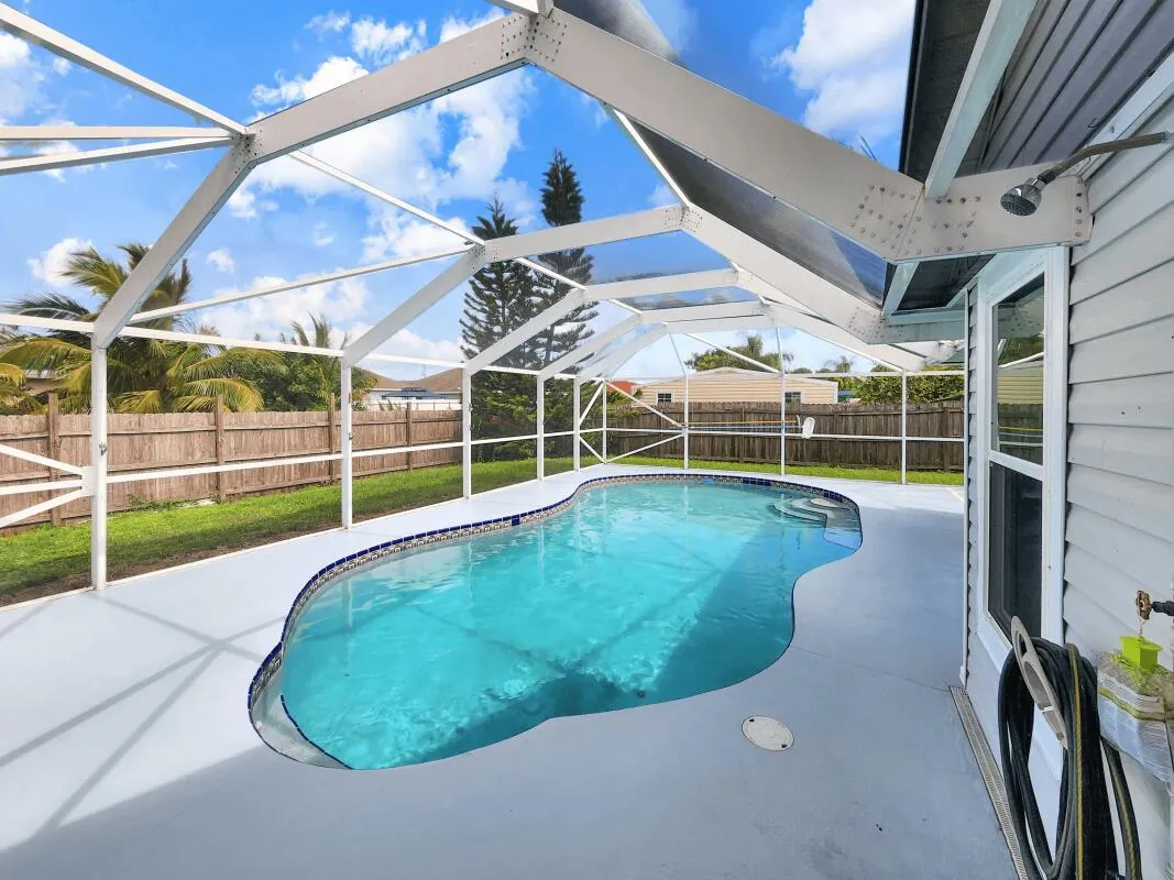 733 SW Acapulco Terrace