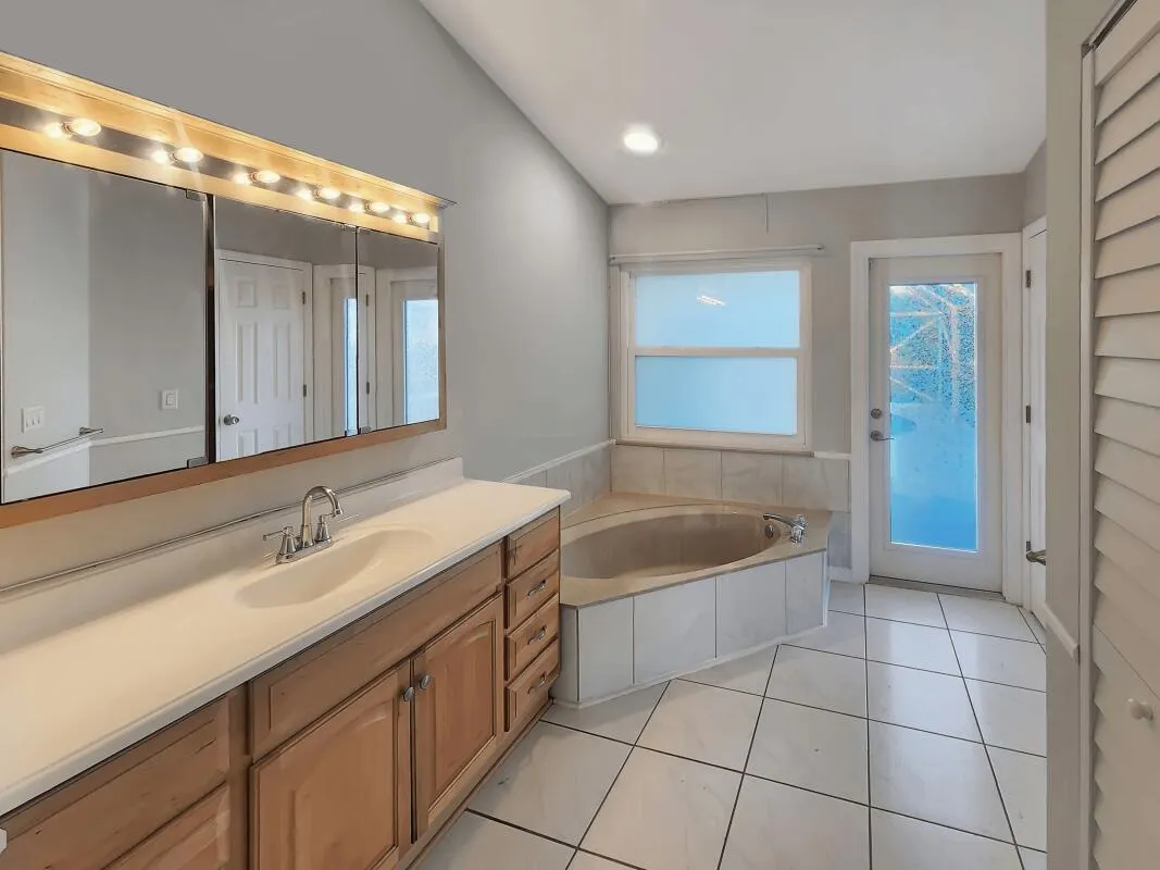 733 SW Acapulco Terrace