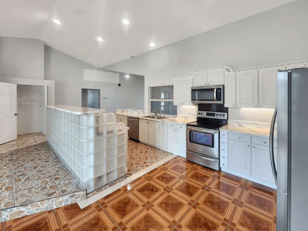 733 SW Acapulco Terrace
