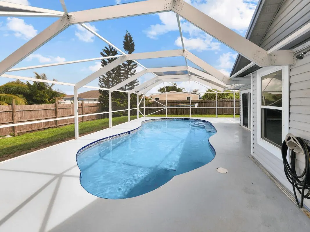 733 SW Acapulco Terrace