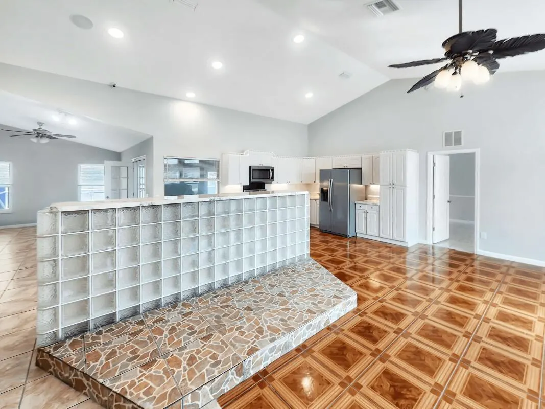 733 SW Acapulco Terrace